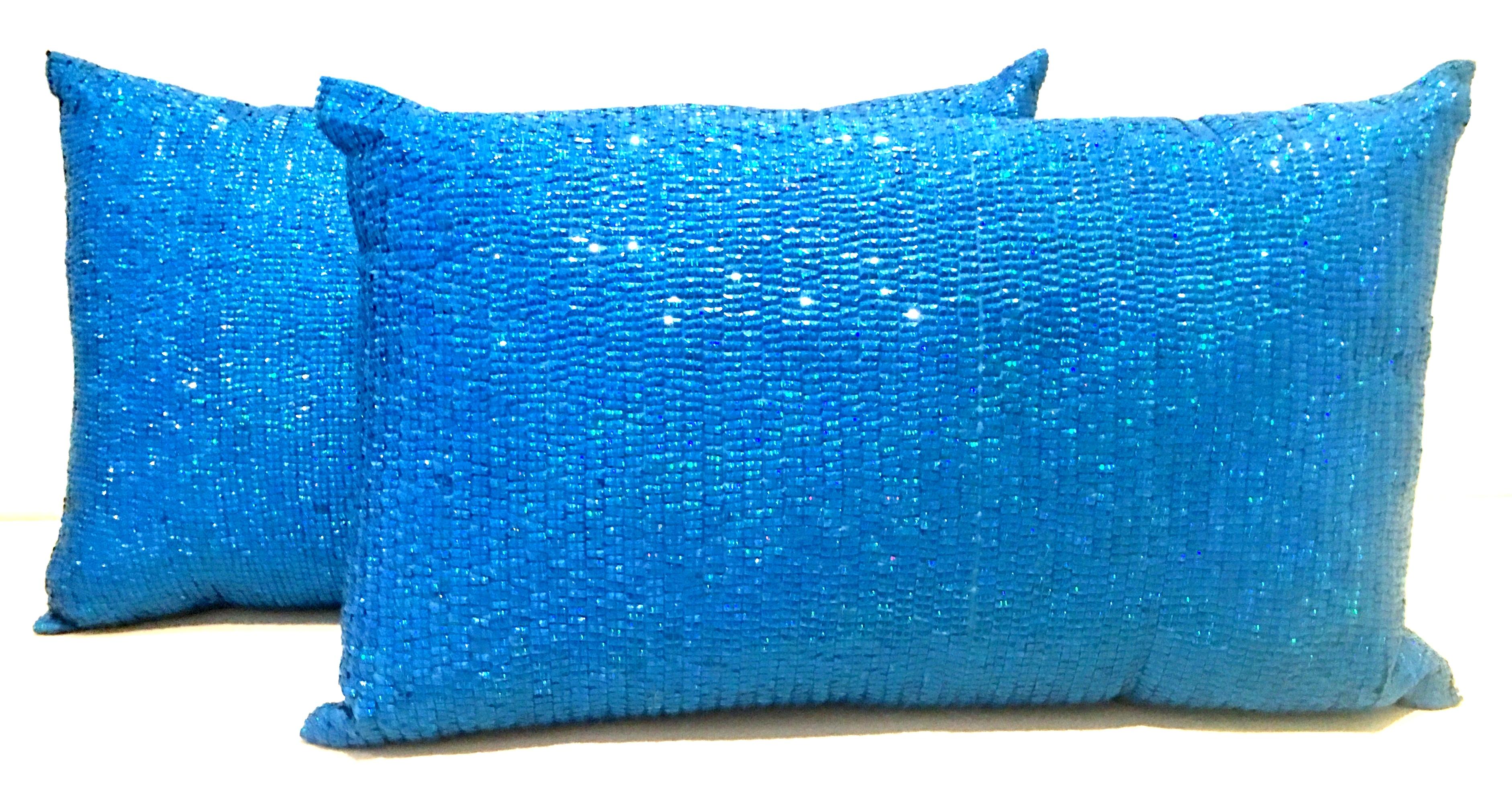 21st Century Pair of new electric blue Austrian crystal and silk down fill pillows. Diese hübschen rechteckigen Kissen sind mit Baumwolldaunen gefüllt und haben einen verdeckten Reißverschluss auf der Rückseite, der das Herausnehmen erleichtert. Nur
