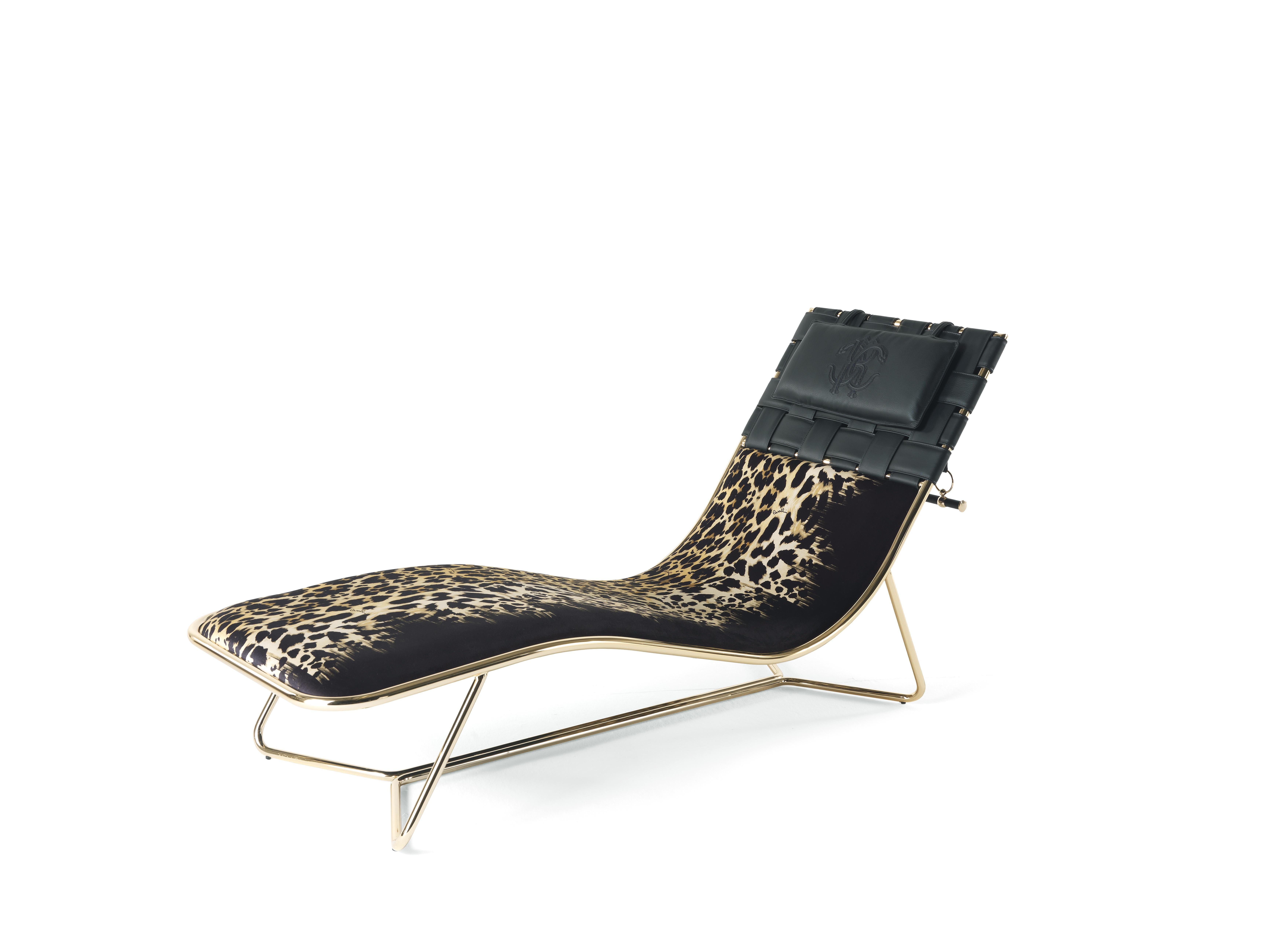 An irresistible invitation to chill out in pure Roberto Cavalli style, the Papeete chaise longue conquers with its essential lines and its sinuous and inviting shapes. In perfect balance between comfort, style and functionality, this piece of