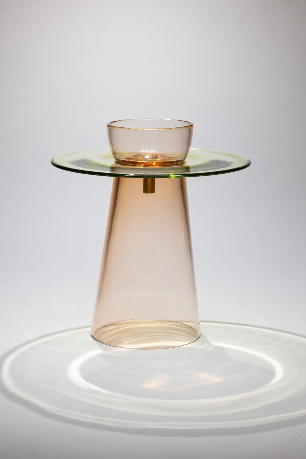Angels est une collection de tables en verre de Murano conçues par le 
Paritzki&Liani (Tel Aviv, Israël) pour Purho en 2023.
Telles des figures éthérées de lumière et de réflexion, les tables d'Anges représentent un espace de liberté. 
petite