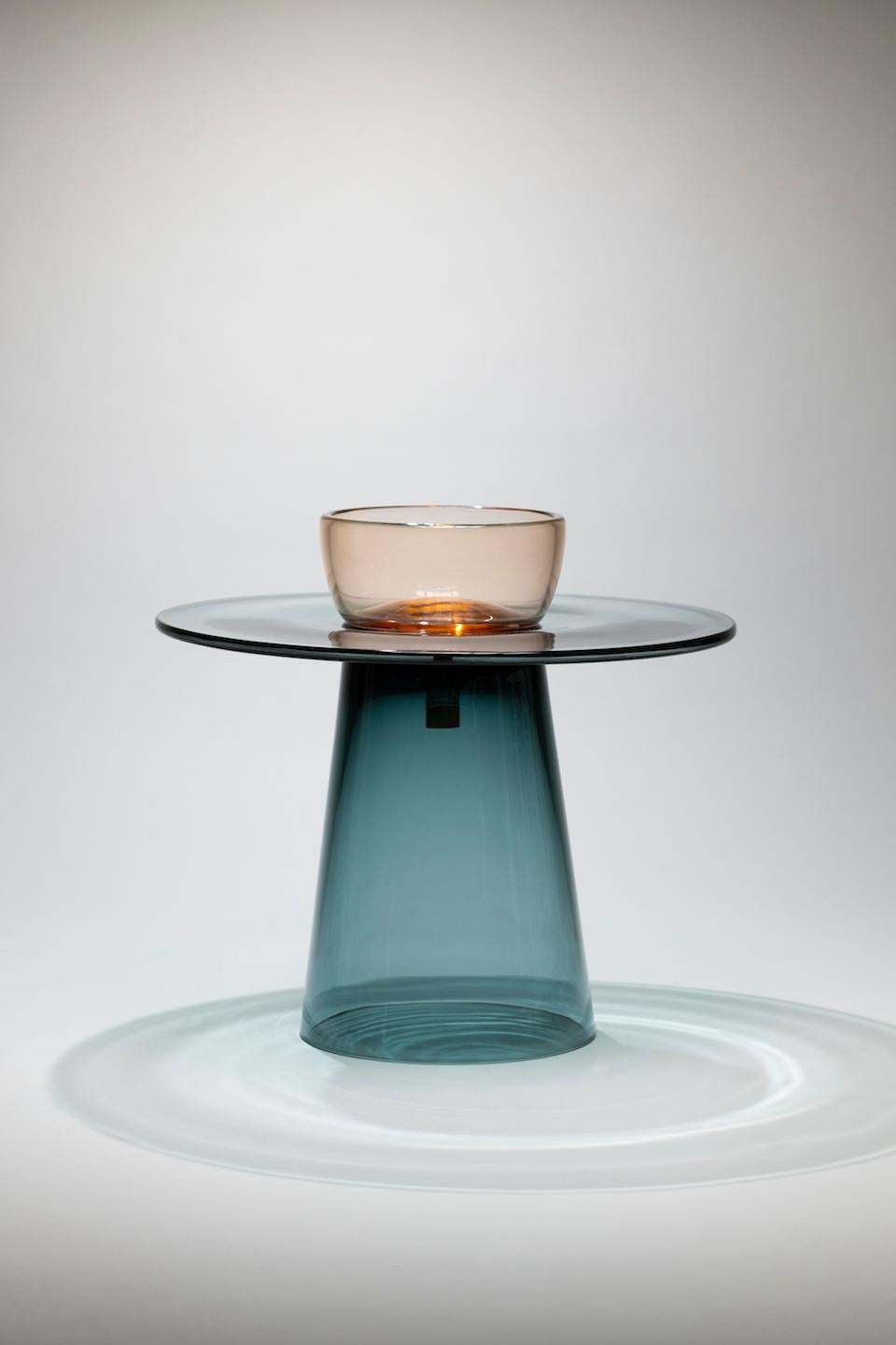 Moderne Table basse moyenne du 21e siècle Paritzki&Liani Verre de Murano bleu-rosé en vente