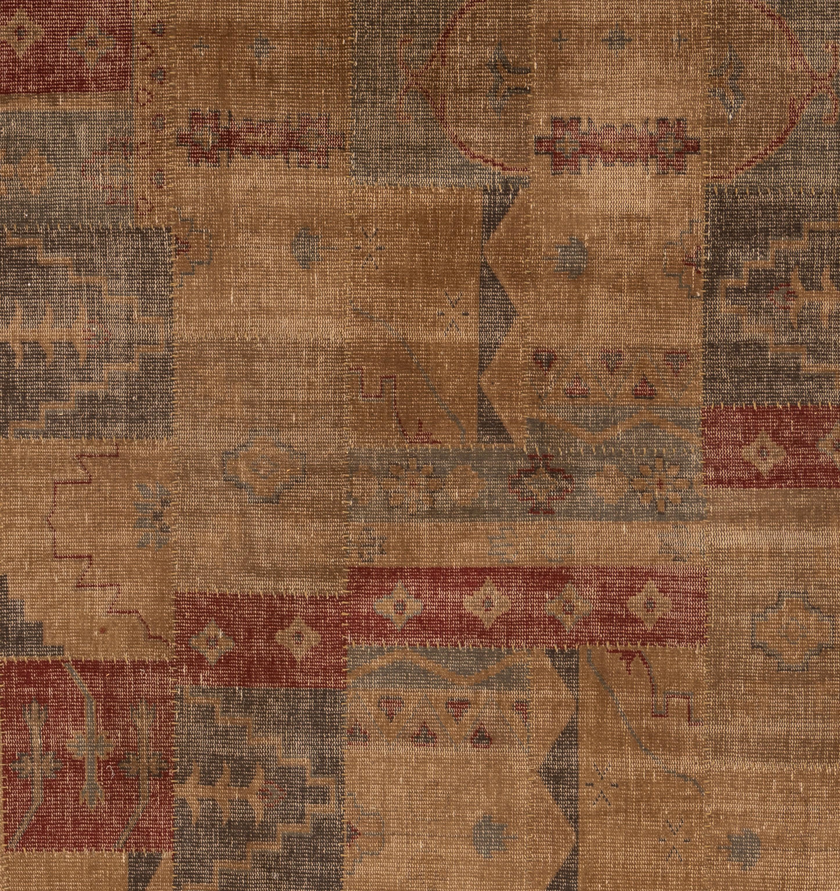 Ce tapis patchwork de l'Inde est une fusion unique d'histoire et d'art. Chaque panneau porte sa propre histoire, mettant en valeur la laine adoucie par le temps, des motifs complexes et une riche variété de tons sourds, allant des neutres chauds et