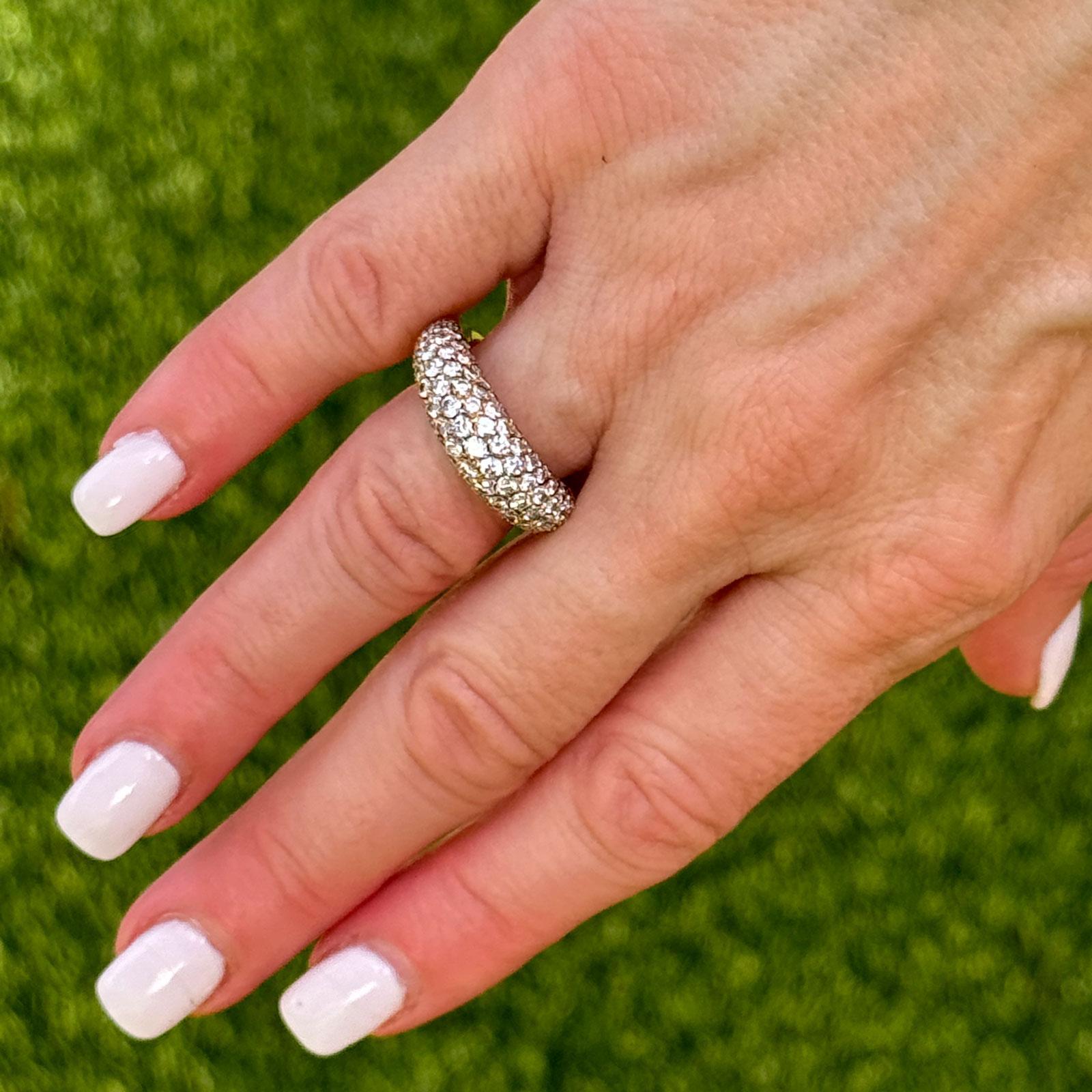 Dieses moderne Pavé-Diamantband aus 18 Karat Gelbgold ist ein exquisites Stück mit 2,50 Karat Gesamtgewicht an Diamanten der Farbe G-H und der Reinheit VS, die in durchgehenden Reihen gefasst sind und brillant funkeln. Das Band mit der Größe 5 und