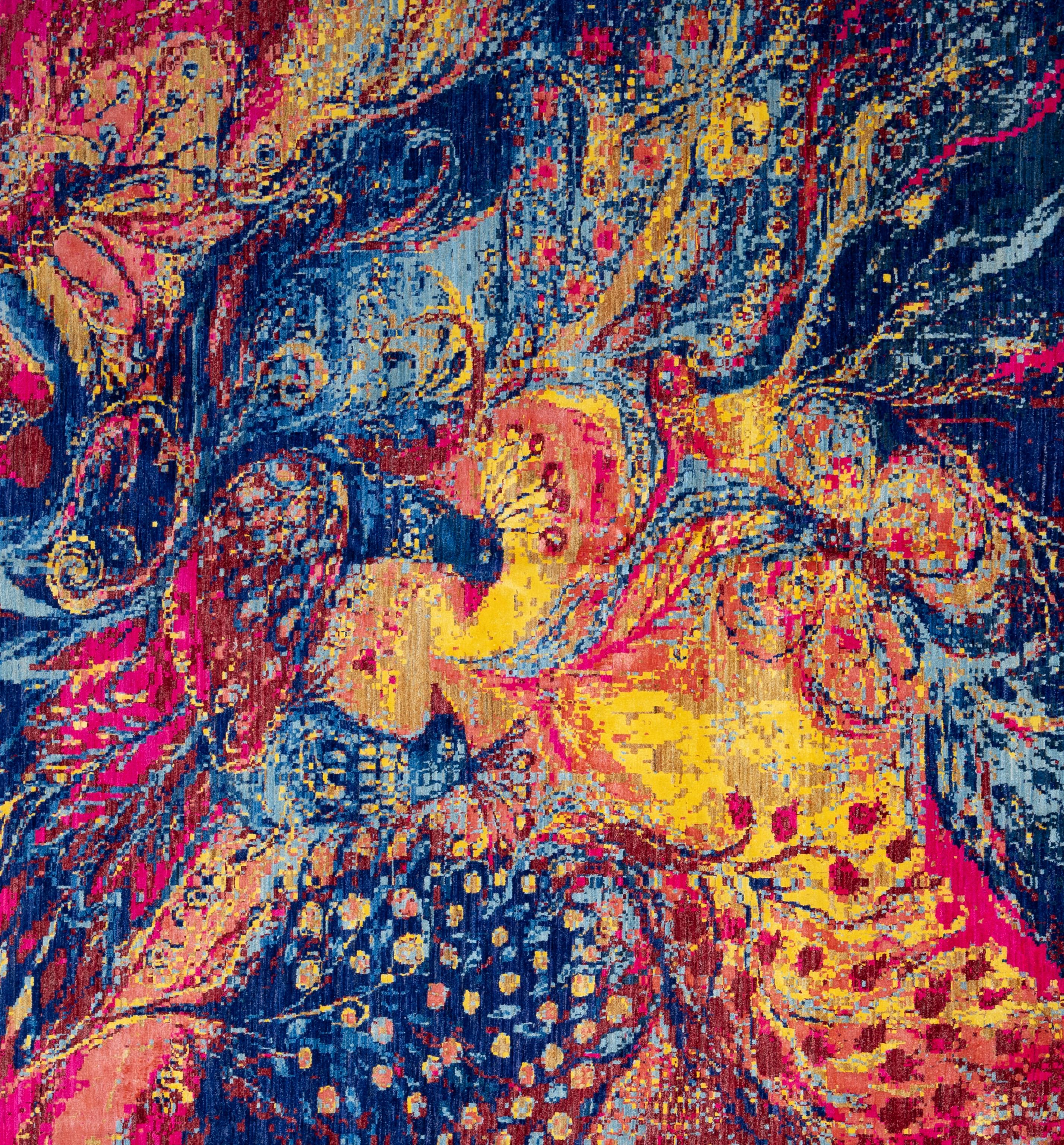 Trasforma il tuo spazio con l'audace eleganza del nostro tappeto contemporaneo in lana, caratterizzato da uno splendido motivo a pavone. I colori vivaci di questo tappeto creano un punto focale di grande impatto, portando energia e calore in