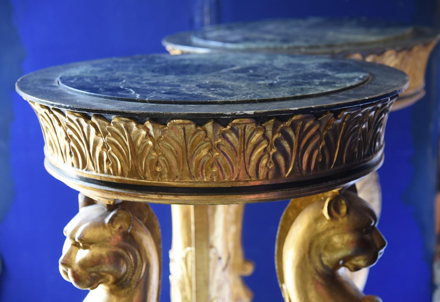 Elegant columns-pedestals in cherrywood carved and lacquered, the top in marble is a green Alps the Gilding is in Gold leaf. Refined Decorative objects that adapt to different uses: Support for Planters, supports for busts, supports for Vases. The