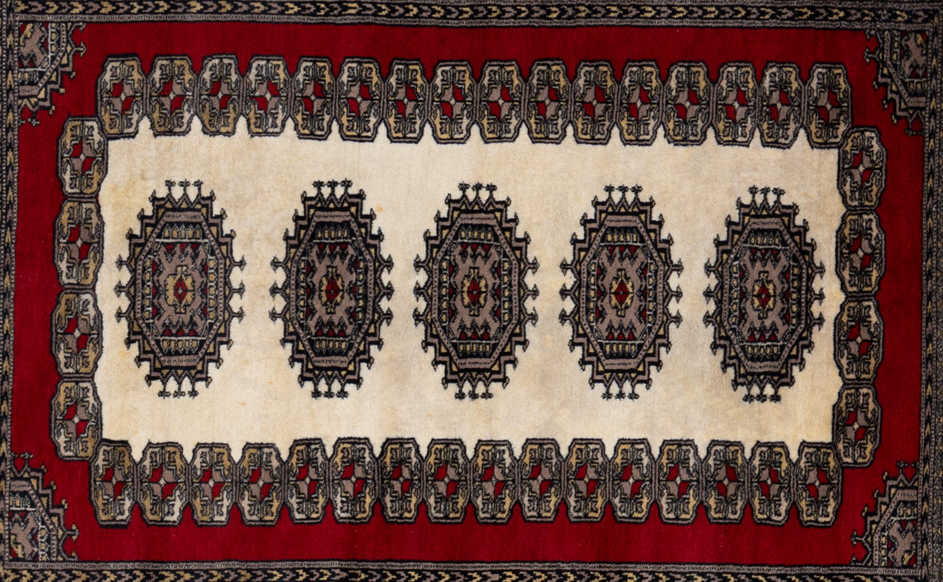 Dieser Teppich aus Hamadan stammt aus einer der geschichtsträchtigsten Webereiregionen des Irans und ist ein wahres Zeugnis der reichen kulturellen Vielfalt der persischen Kunstfertigkeit. Diese Teppiche sind bekannt für ihre Langlebigkeit und ihre