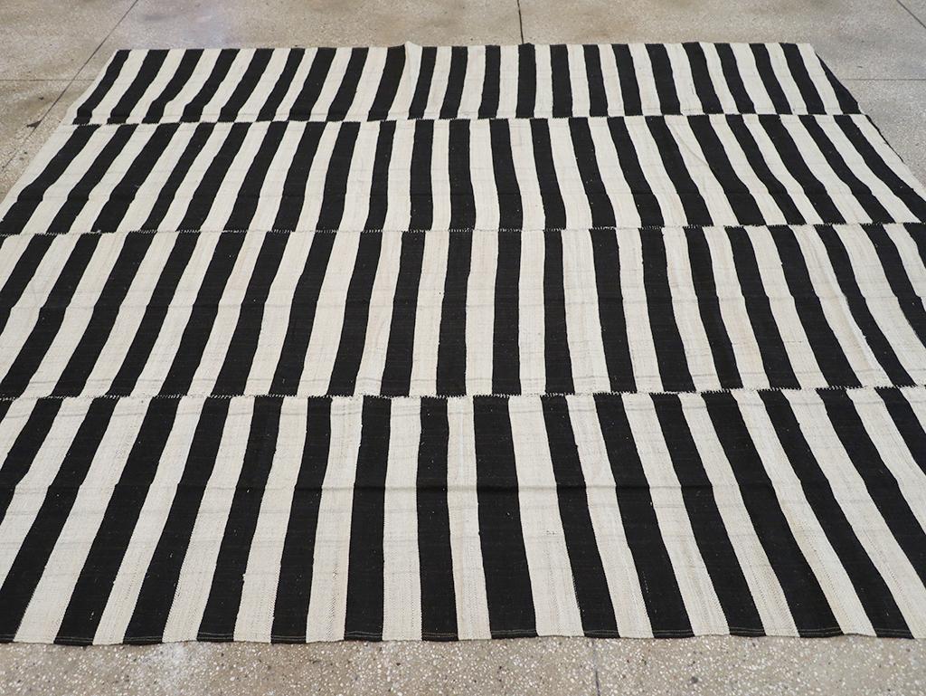 21st Century Persian Flatweave Kilim Accent Rug (Persisch) im Angebot