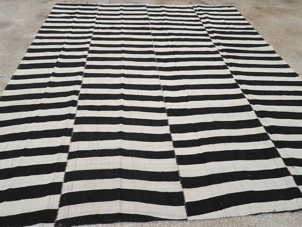 21st Century Persian Flatweave Kilim Accent Rug im Zustand „Hervorragend“ im Angebot in New York, NY