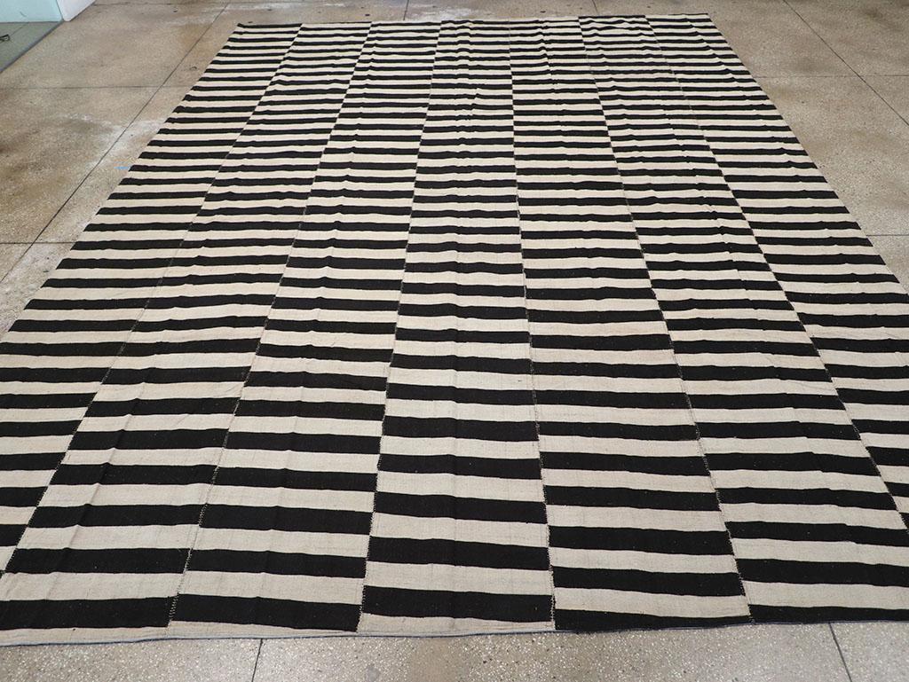 Ein moderner türkischer Flachgewebe-Kilim in Zimmergröße, der im 21. Jahrhundert handgefertigt wurde.

Maße: 11' 5