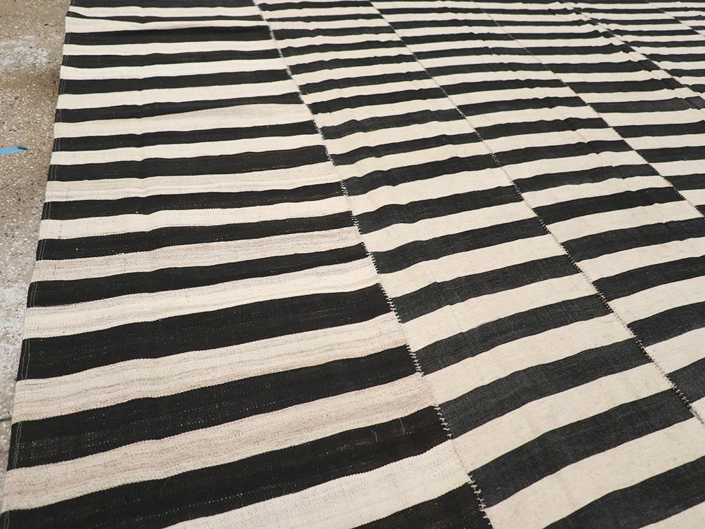 Alfombra Persa Kilim de Tejido Plano del Siglo XXI Tamaño de la Habitación Grande Tejido a mano en venta