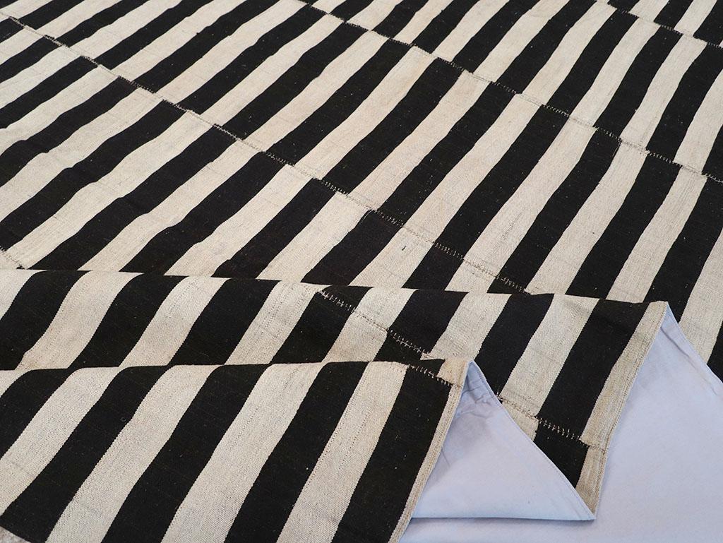 Persischer Flachgewebe-Kilim des 21. Jahrhunderts Großer Teppich in Zimmergröße (Wolle) im Angebot