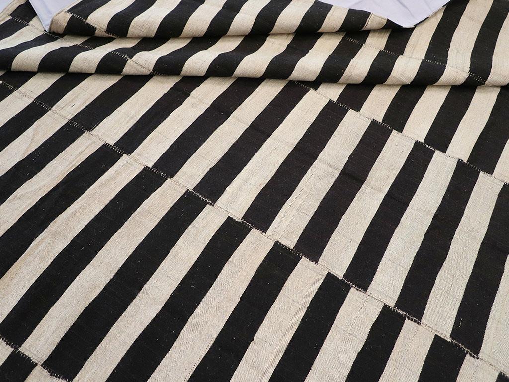 Persischer Flachgewebe-Kilim des 21. Jahrhunderts Großer Teppich in Zimmergröße im Angebot 1