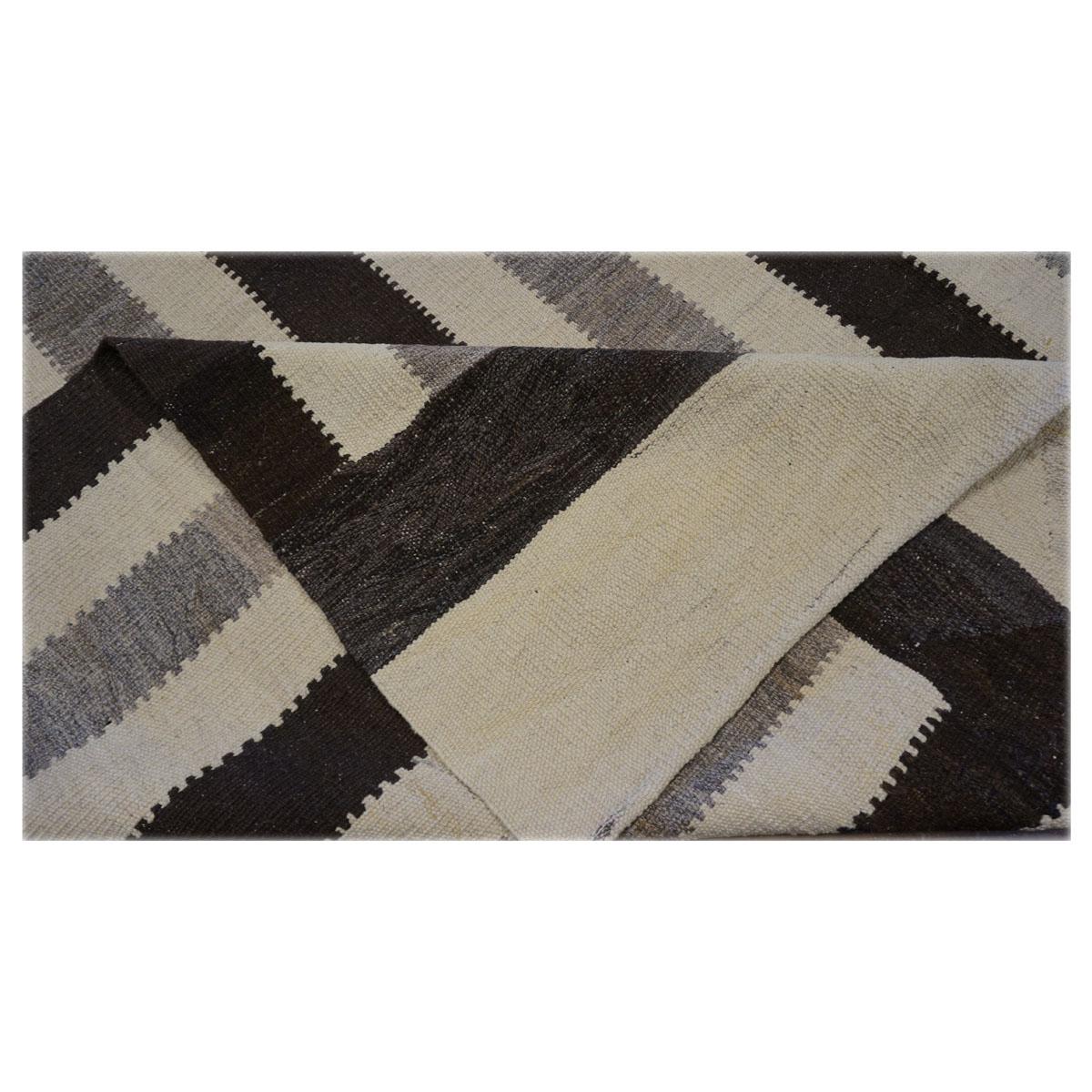 21st Century Persian Flatweave Modern Wool Handwoven Ivory Black Kilim In Excellent Condition For Sale In Houston, TX