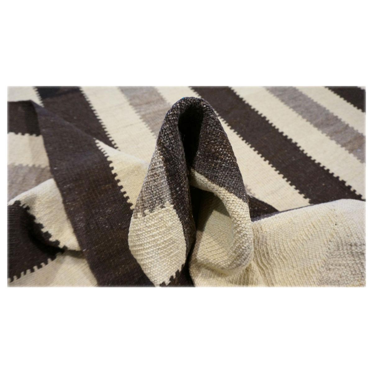 Tapis persan du 21e siècle Safari Kilim à tissage plat 8x11 ivoire et brun fait à la main Bon état - En vente à Houston, TX