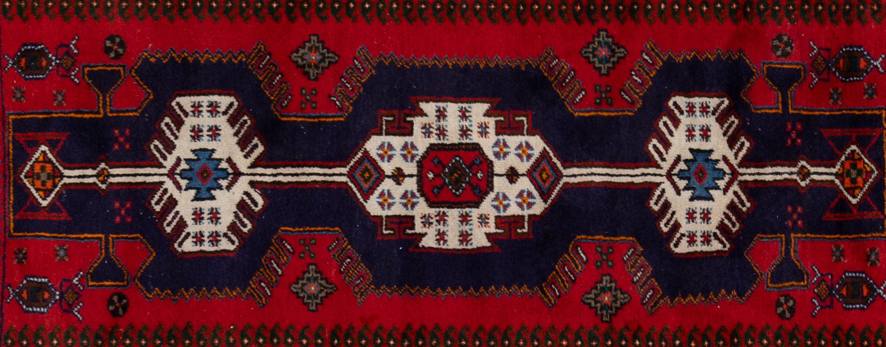 Provenant de l'une des régions de tissage les plus historiques d'Iran, ce tapis de Hamadan est un véritable témoignage de la riche tapisserie culturelle de l'art persan. Ces tapis sont connus pour leur durabilité, leurs motifs géométriques audacieux