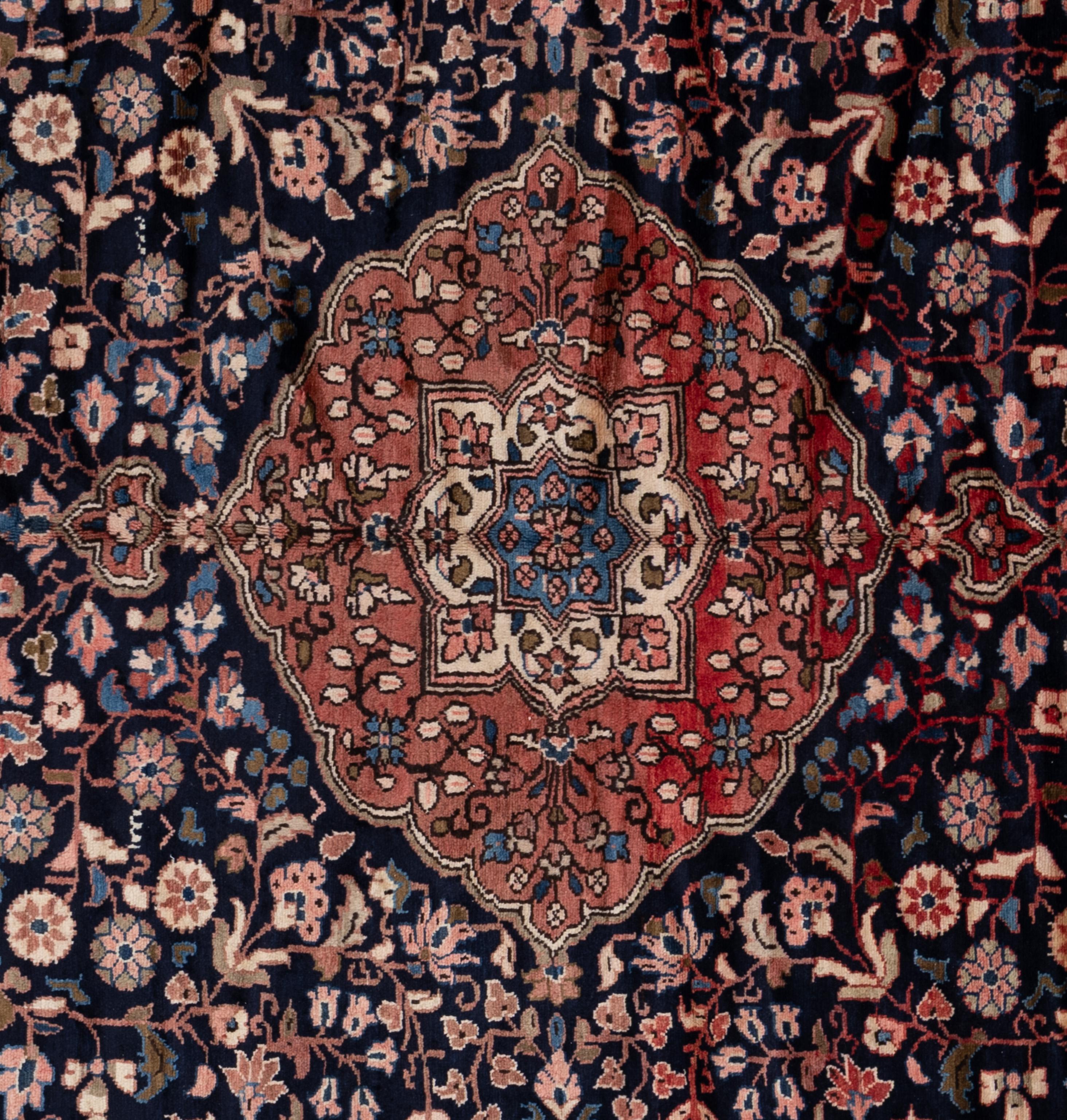 Provenant de l'une des régions de tissage les plus historiques d'Iran, ce tapis de Hamadan est un véritable témoignage de la riche tapisserie culturelle de l'art persan. Ces tapis sont connus pour leur durabilité et leurs motifs géométriques