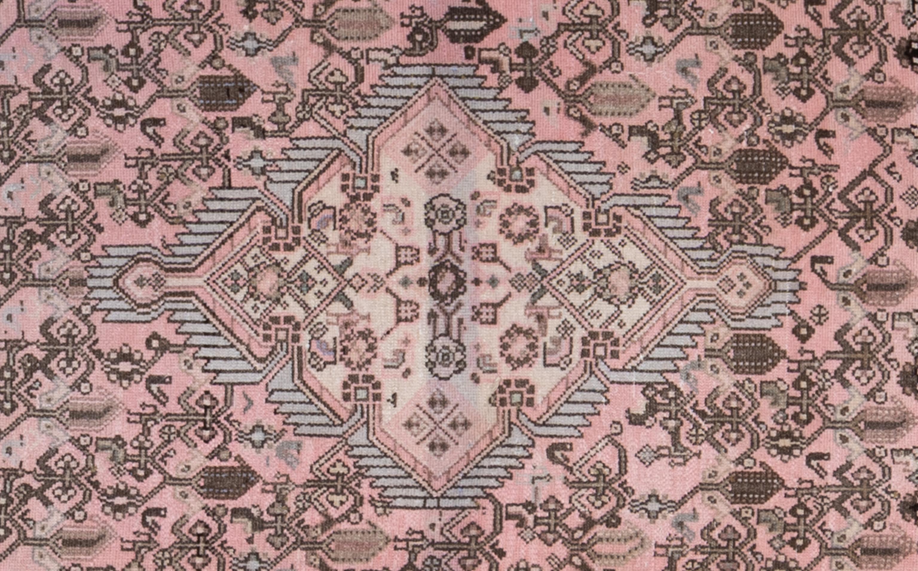 Dieser Teppich aus Hamadan stammt aus einer der geschichtsträchtigsten Webereiregionen des Irans und ist ein wahres Zeugnis der reichen kulturellen Vielfalt der persischen Kunstfertigkeit. Diese Teppiche sind bekannt für ihre Langlebigkeit und ihre