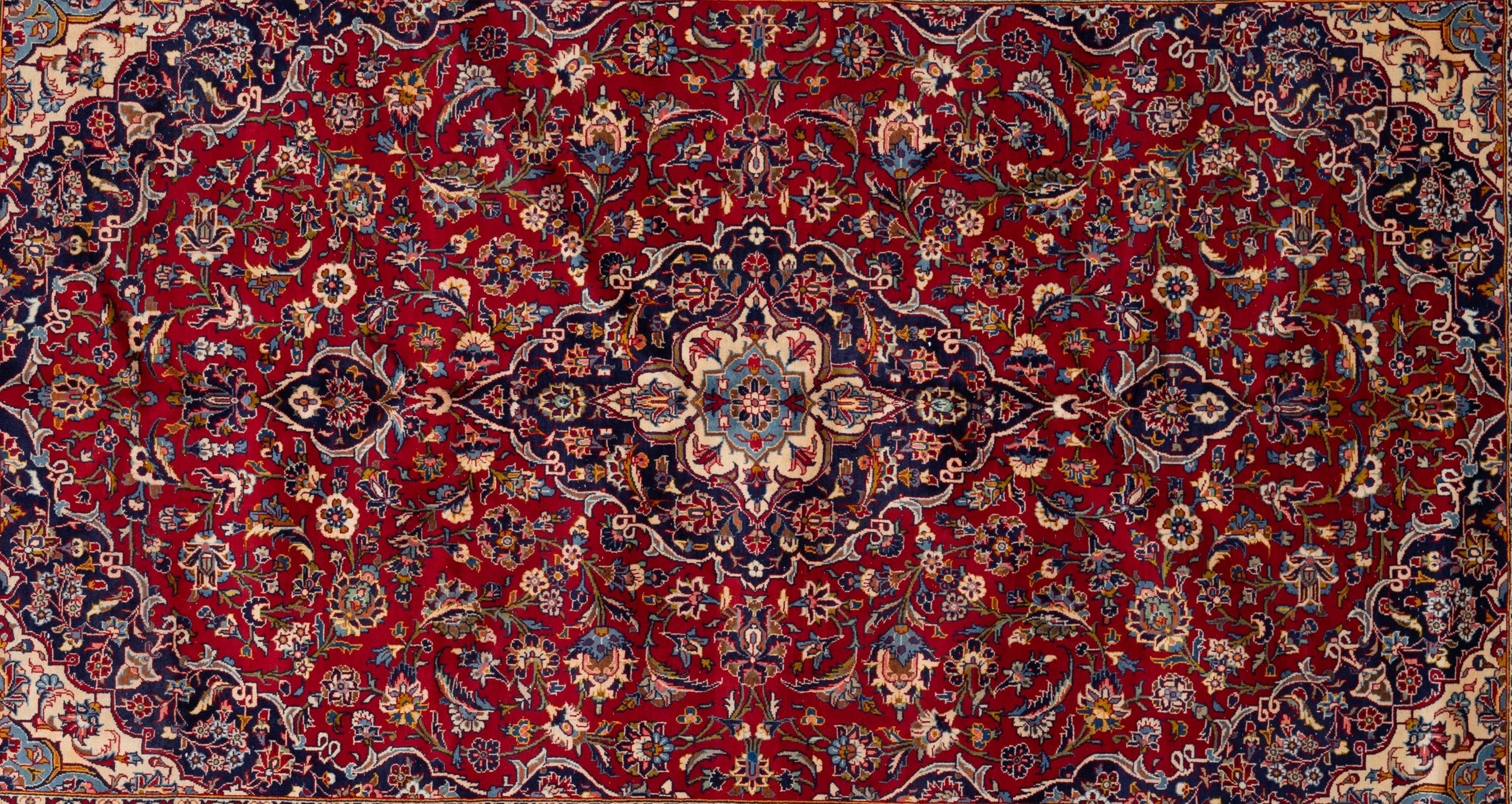 Una alfombra Kashan es una alfombra persa lujosa y muy solicitada, conocida por su belleza intemporal, sus intrincados diseños y su excepcional artesanía. Originarias de la ciudad de Kashan, en el centro de Irán, estas alfombras se fabrican desde