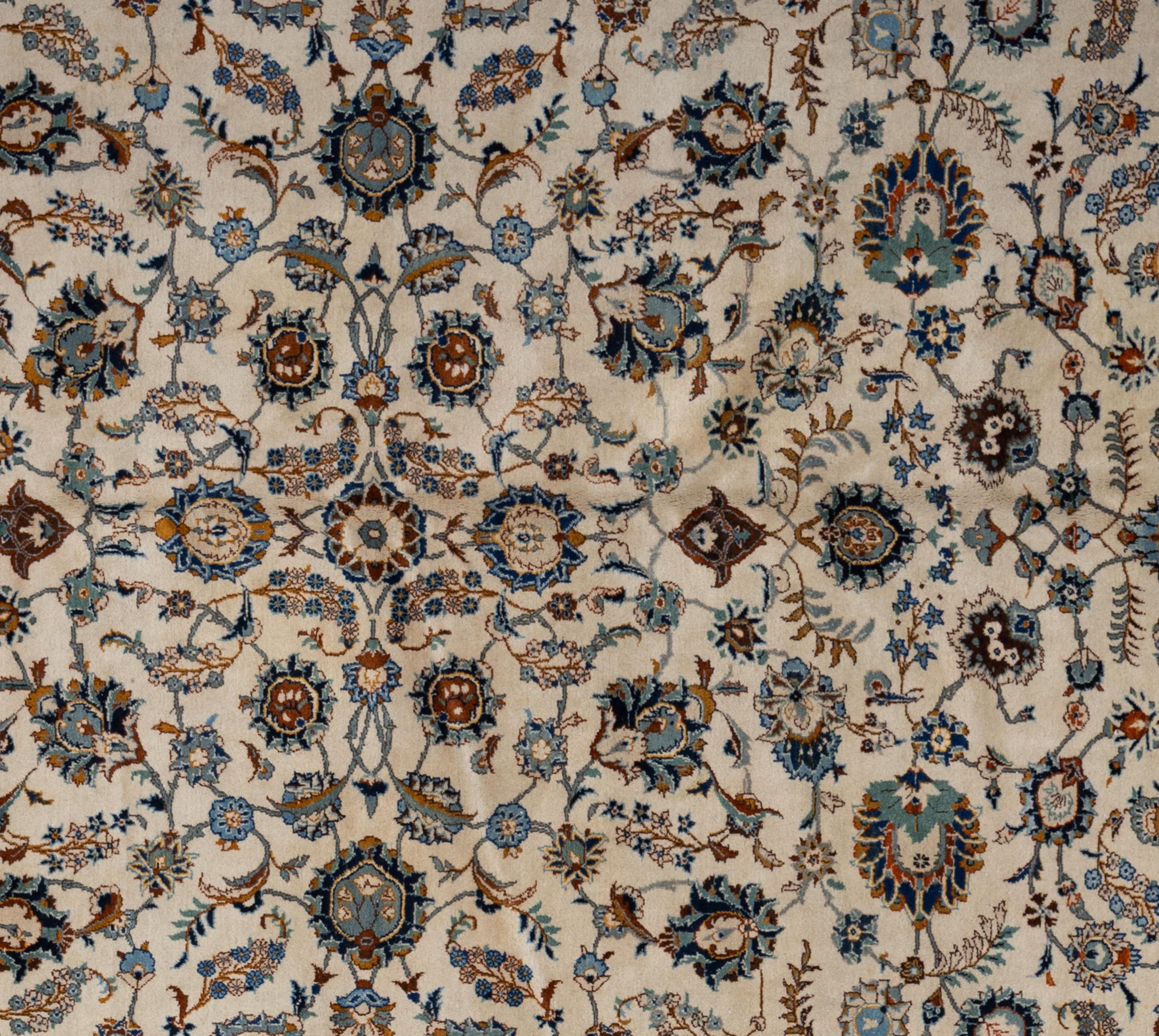 Un tapis Kashan est un tapis persan luxueux et très recherché, connu pour sa beauté intemporelle, ses designs complexes et son artisanat exceptionnel. Originaires de la ville de Kashan, dans le centre de l'Iran, ces tapis sont produits depuis des