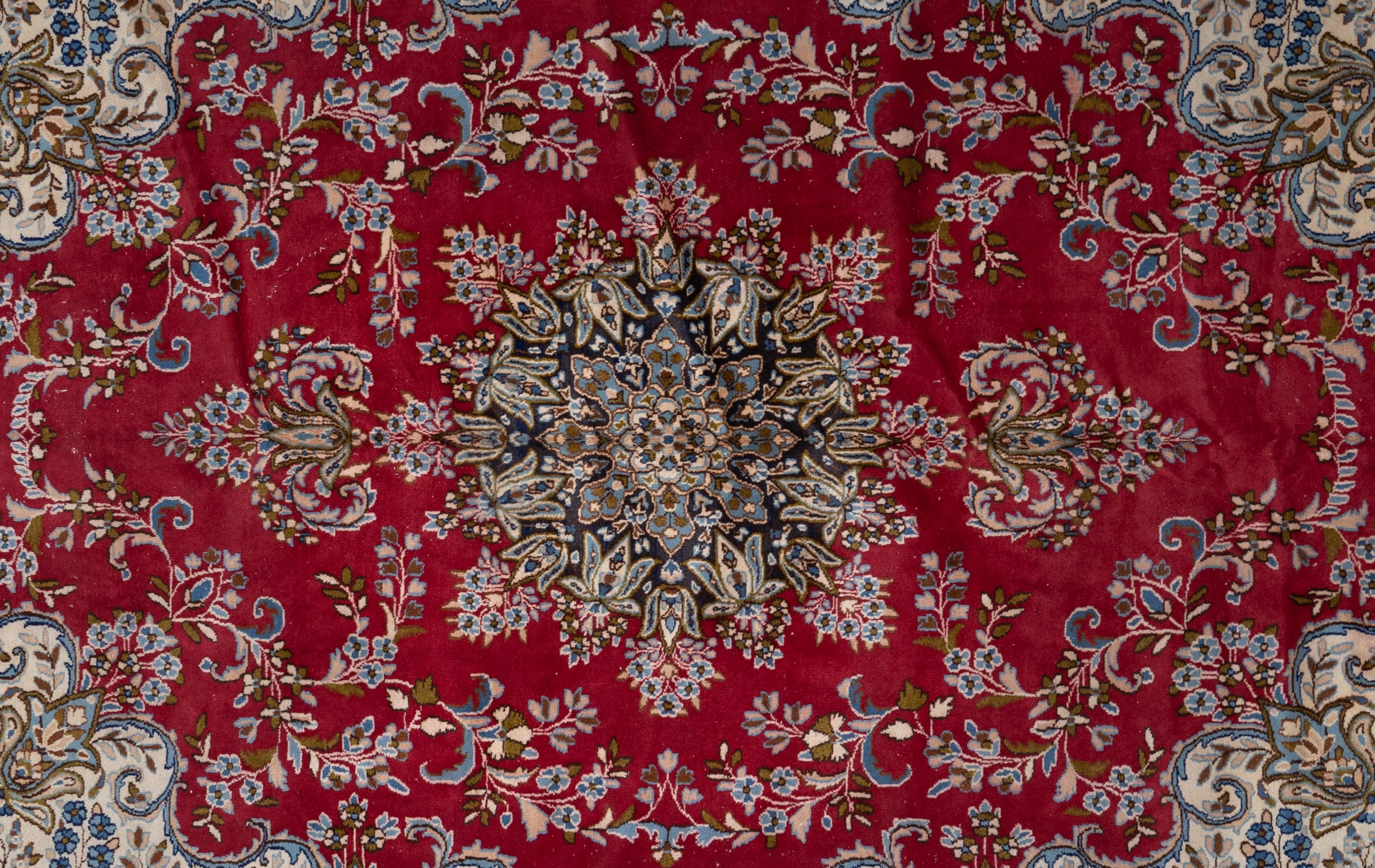 Un tapis persan de Kerman est un chef-d'œuvre d'artisanat, réputé pour ses motifs complexes, la richesse de ses couleurs et son toucher luxueux. Tissés à la main dans la ville de Kerman, située au cœur de l'Iran, ces tapis sont connus pour leurs