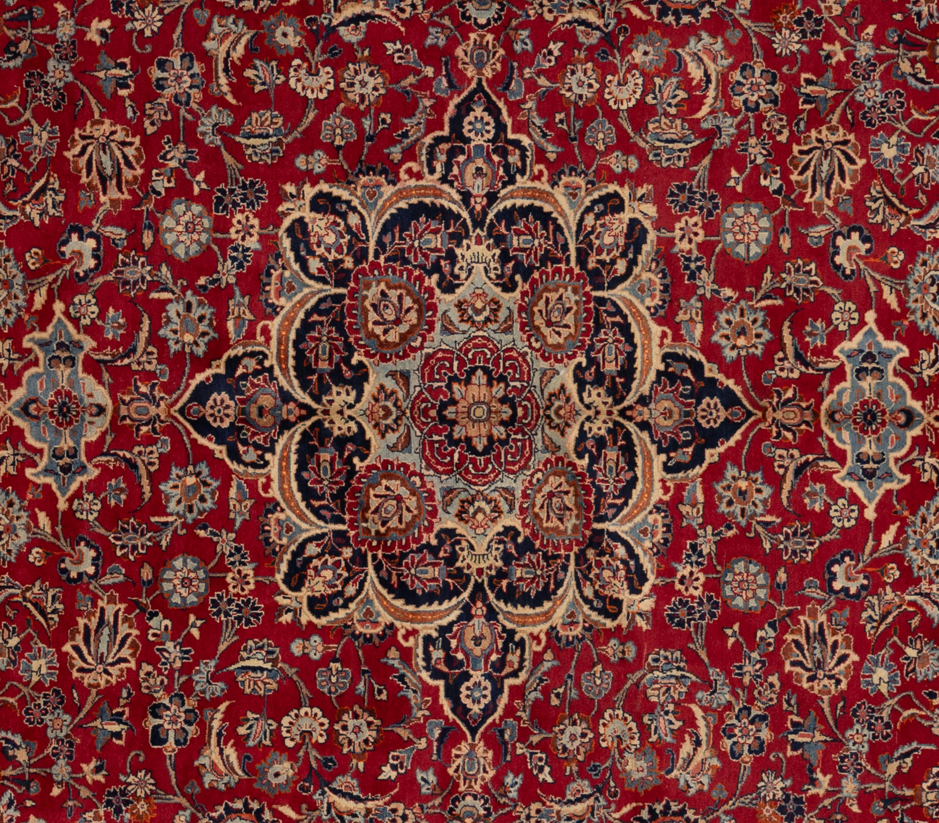 Ein persischer Mashad-Teppich ist ein beeindruckendes Beispiel für Handwerkskunst und Kunstfertigkeit aus Mashad, einer historischen Stadt im Nordosten des Iran. Diese Teppiche, die für ihre reiche Tradition der Teppichherstellung bekannt sind,