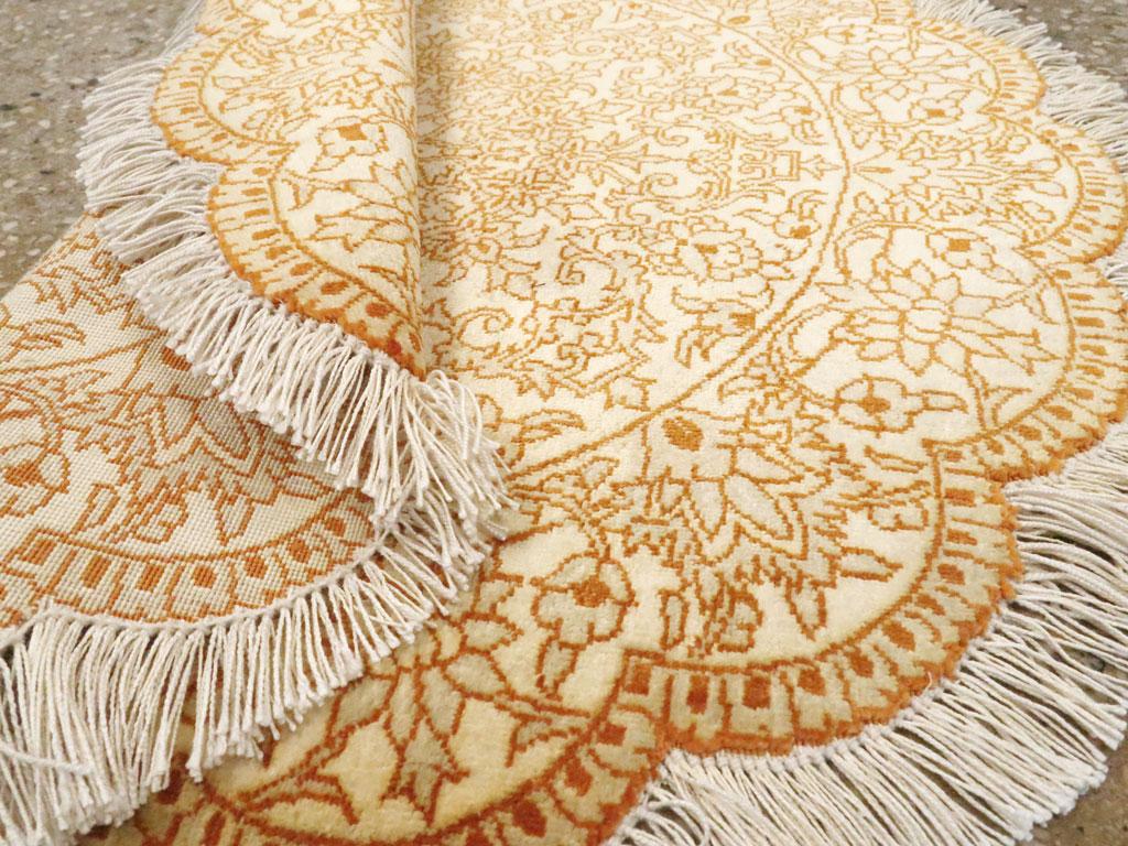 Perse Tapis rond persan en soie Quom du 21e siècle par Galerie Shabab en vente