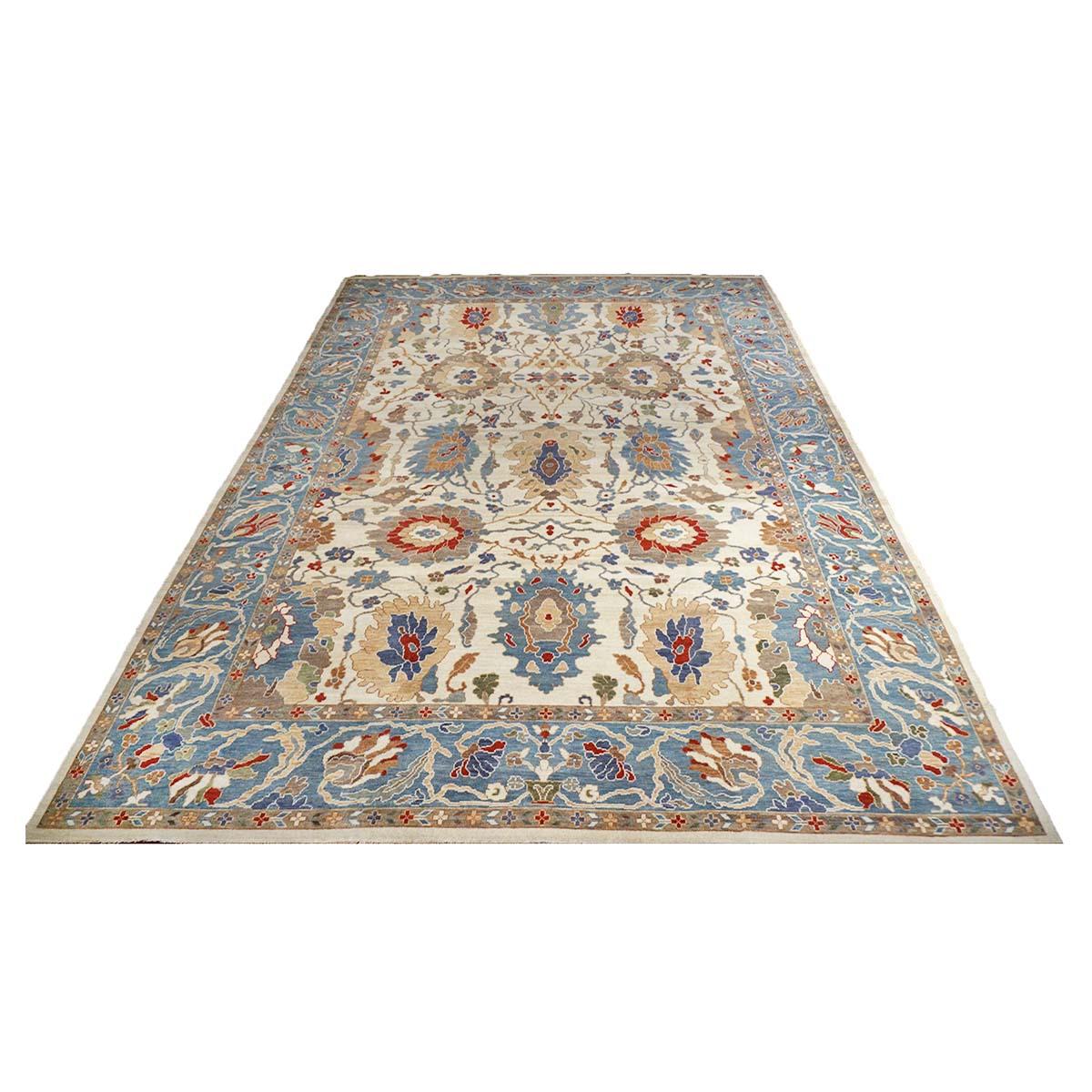 Ashly Fine Rugs présente une reproduction ancienne d'un tapis persan Sultanabad 10x14 bleu et ivoire fait à la main. Faisant partie de notre propre production antérieure, cette reconstitution antique a été pensée et créée en interne et 100% faite à