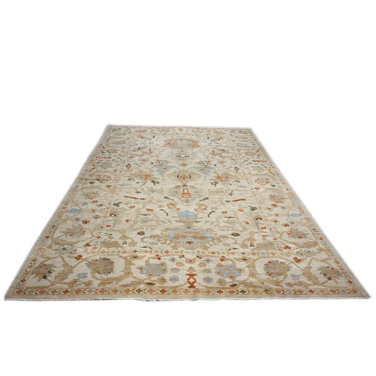 Ashly fine rugs présente une recréation antique d'un tapis persan Sultanabad original de la taille d'une pièce. Faisant partie de notre propre production antérieure, cette reconstitution antique a été pensée et créée en interne et fabriquée à la