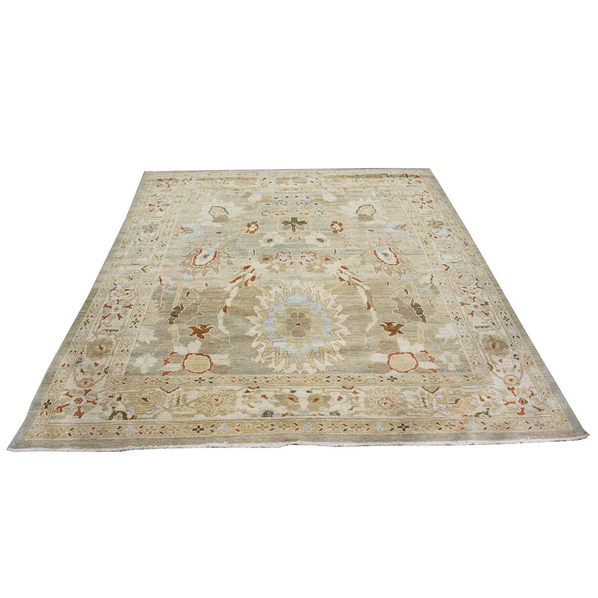 Ashly Fine Rugs präsentiert eine antike Nachbildung eines originalen persischen Sultanabad 8x8 Square Tan, Blue, & Ivory Handmade Area Rug. Diese antike Nachbildung ist Teil unserer eigenen früheren Produktion und wurde von Meisterwebern im Iran zu