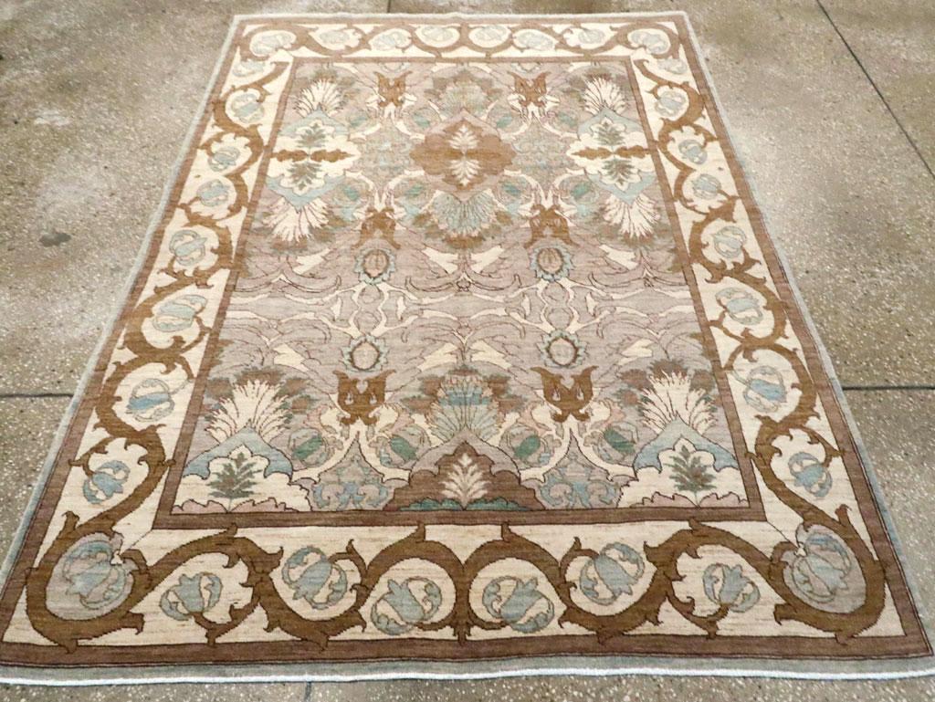 Tapis d'accent persan moderne Tabriz, fabriqué à la main au 21e siècle.

Mesures : 4' 10