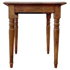 Petite French Pinewood Beistelltisch aus dem 21.