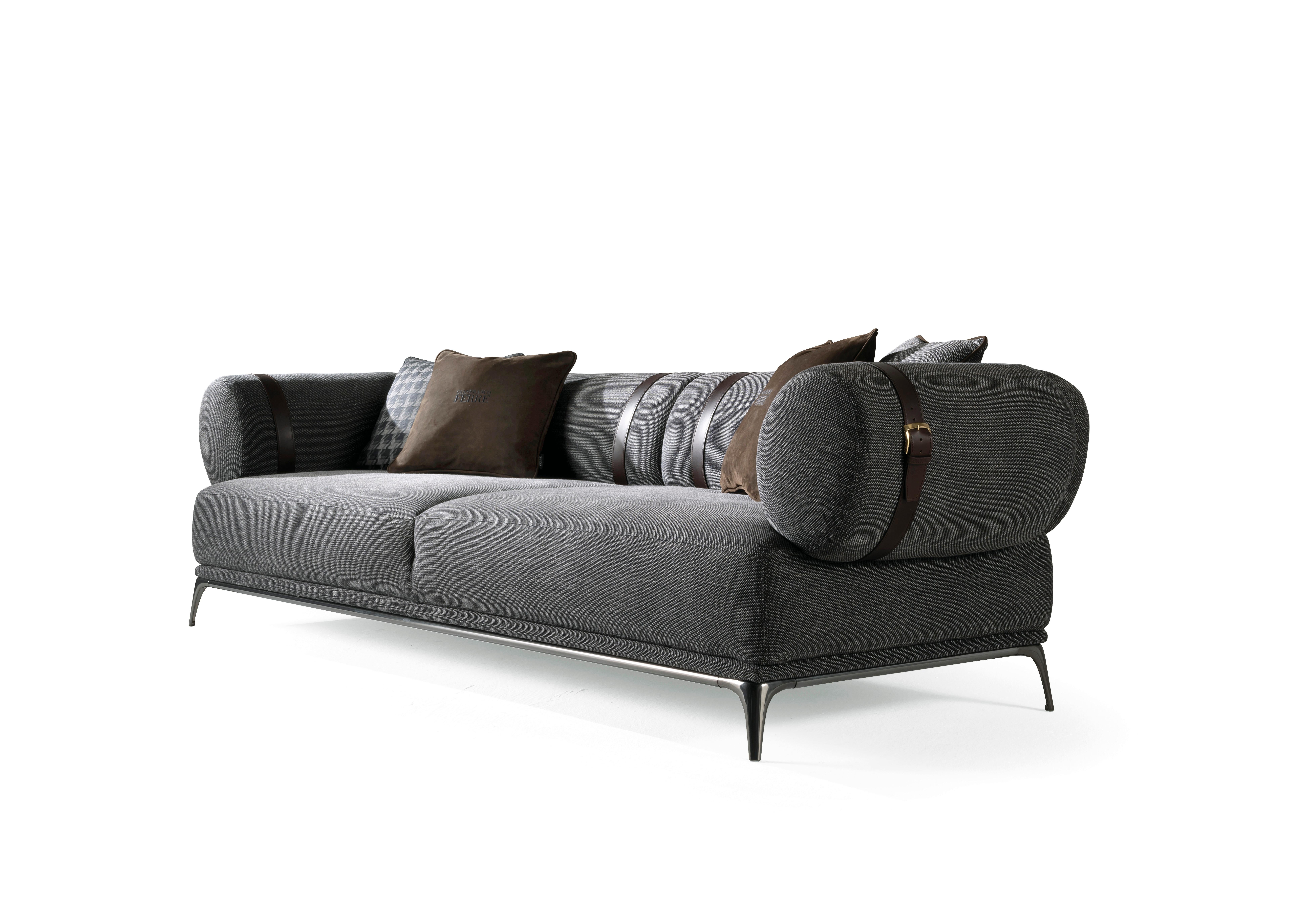 With its vintage charm, recognizable style and elegant silhouette, Phoenix sofa recalls the icons of design, offering an original re-interpretation of the classic roll arm. Featuring armrests and back with an oval section slightly inclined outwards,
