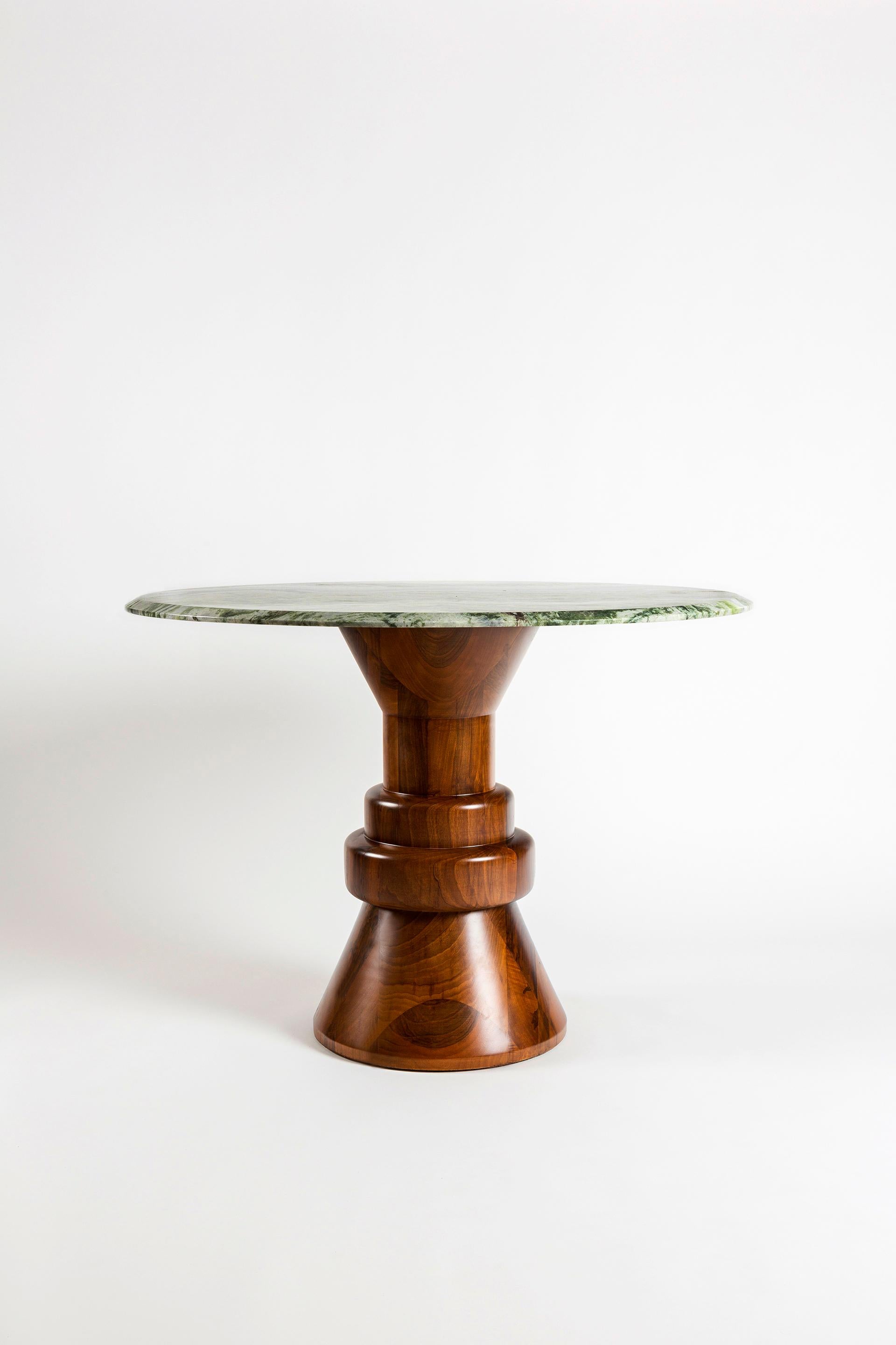 Turc Table de salle à manger ronde en marbre rose du 21e siècle avec base sculpturale en bois vert en vente