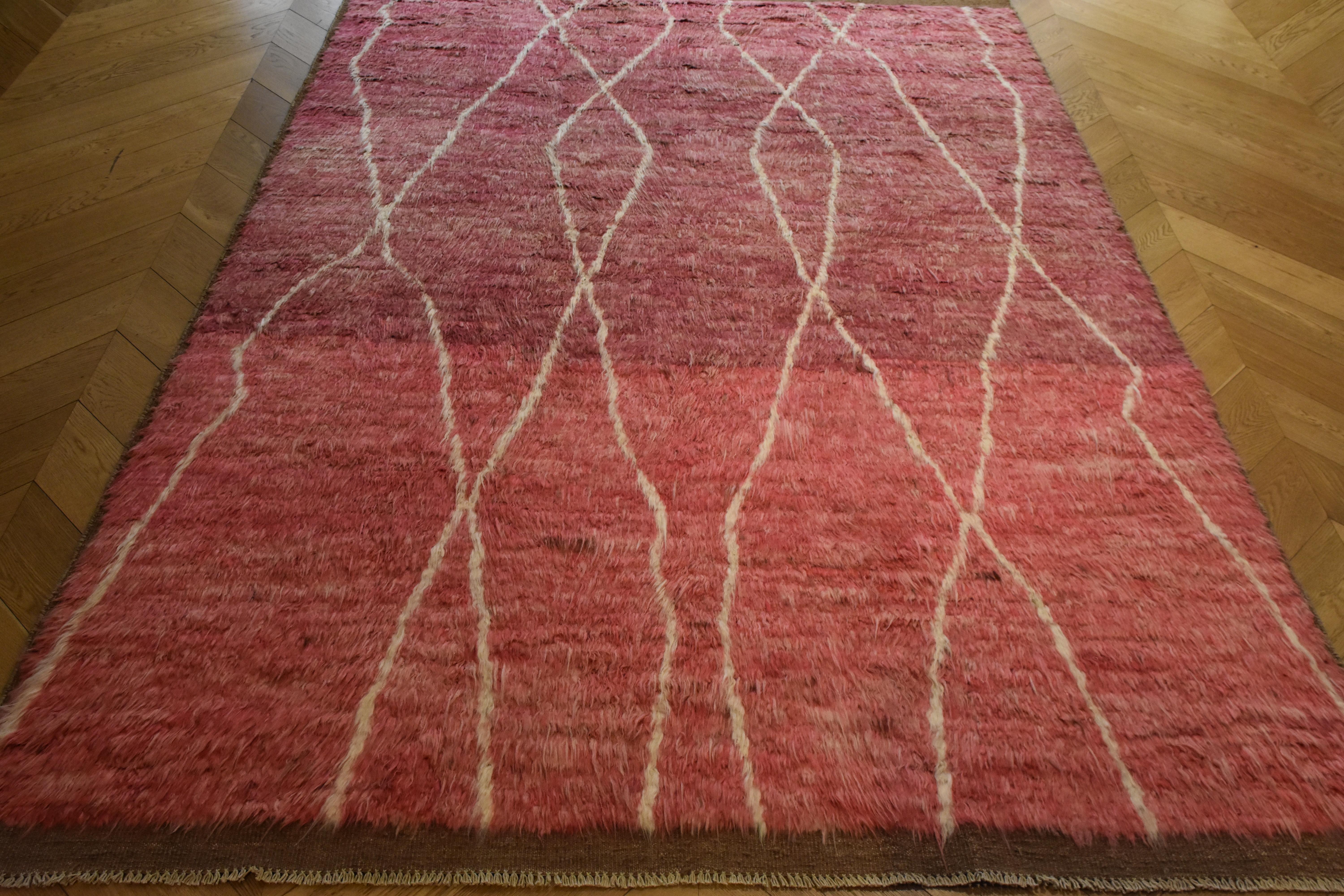These carpets come from the villages of Afghanistan. Their characteristic is the very long and soft hair of wool and the Minimalist decoration that draws inspiration from the tradition of nomadic populations. The wools are hand dyed with natural and