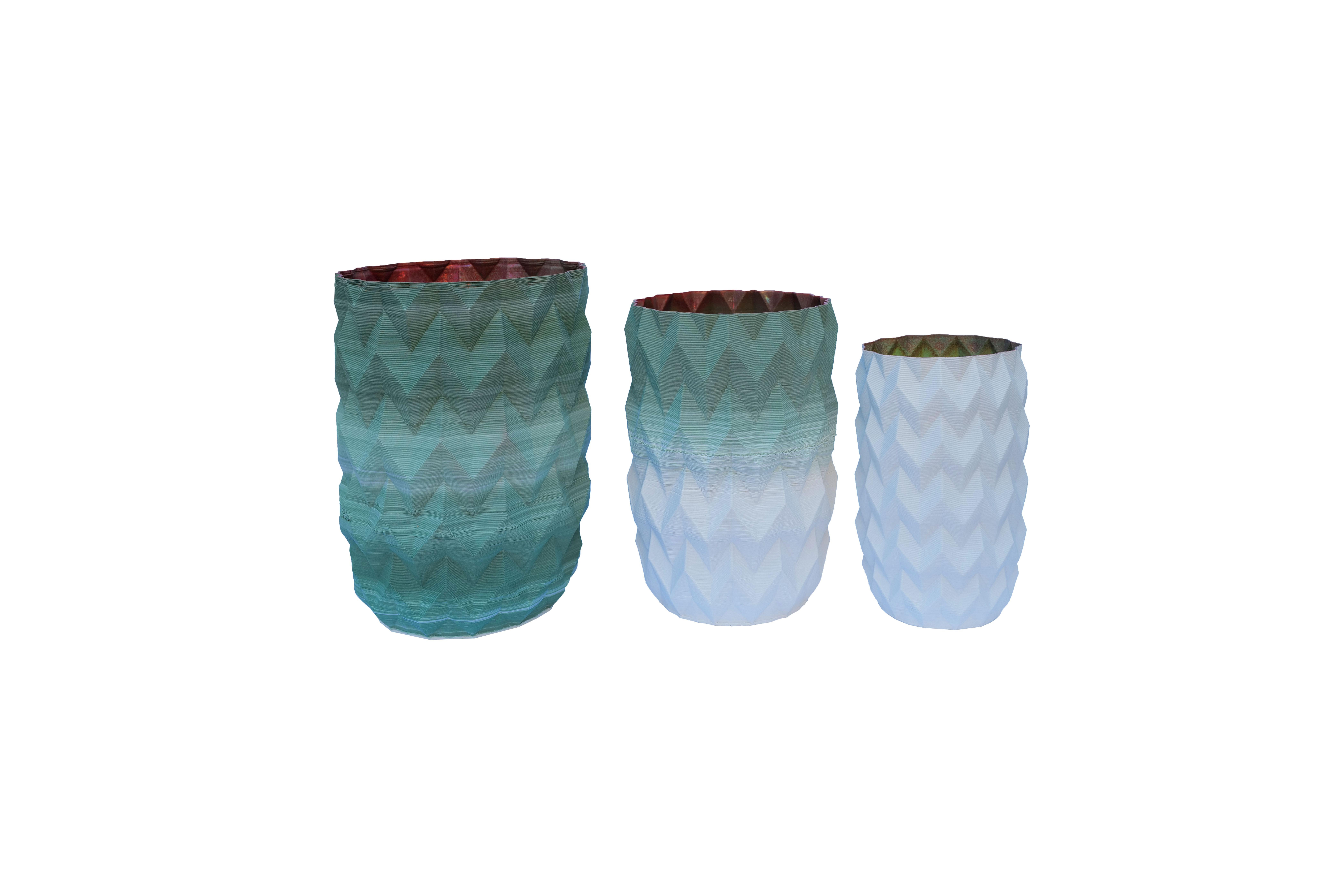 Set von 3 Vasen aus handbemalter, glasierter Fayence aus Porzellan des 21. Jahrhunderts, Italien (Keramik) im Angebot
