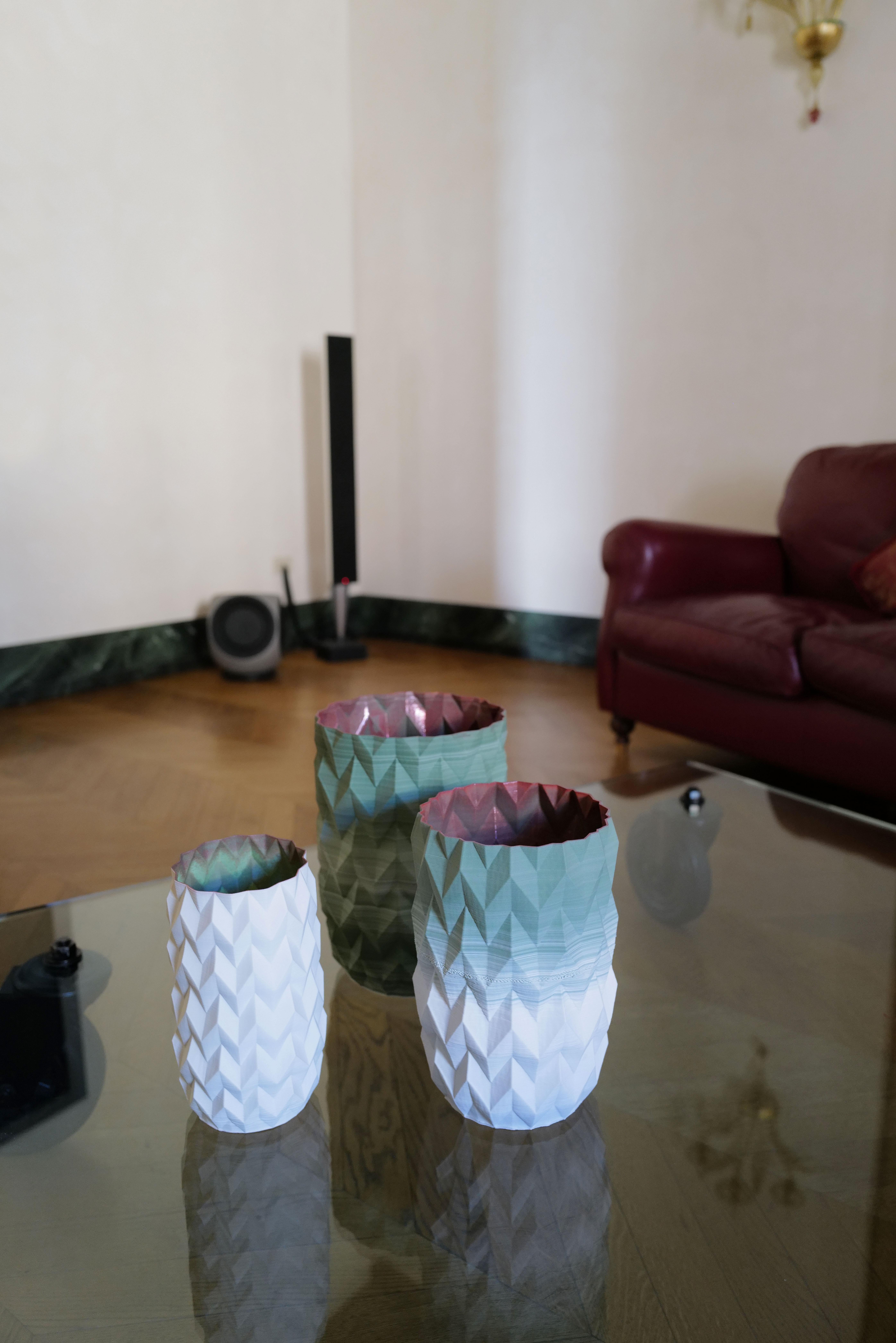 Set von 3 Vasen aus handbemalter, glasierter Fayence aus Porzellan des 21. Jahrhunderts, Italien im Angebot 2