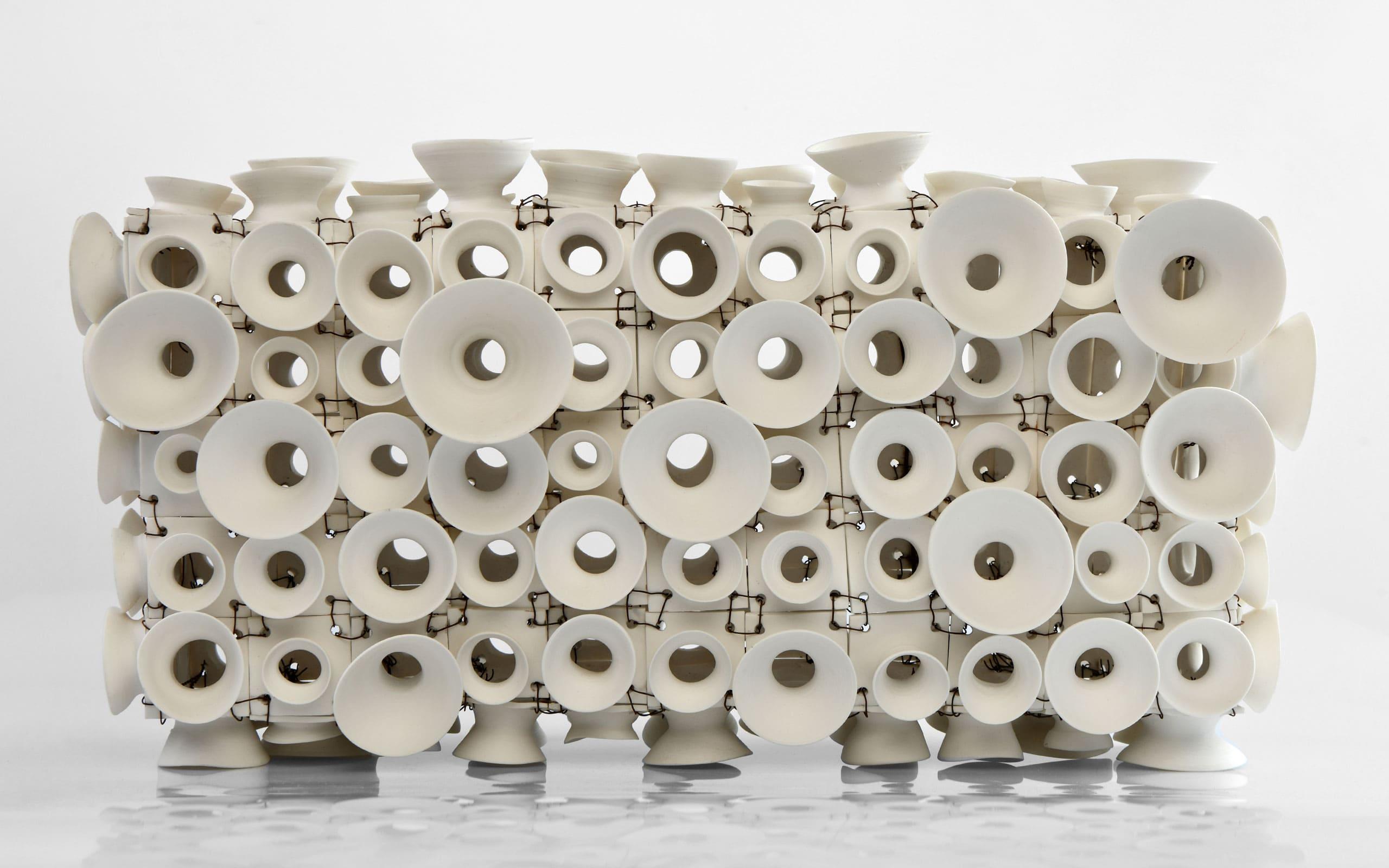 Contemporary sculpture by Ursula Commandeur. White porcelain, wire. Organic design. 
Unique piece (2019)

White gold, as porcelain is also called with admiration, has always had a mysterious halo, brought to Europe in the time of Marco Polo,