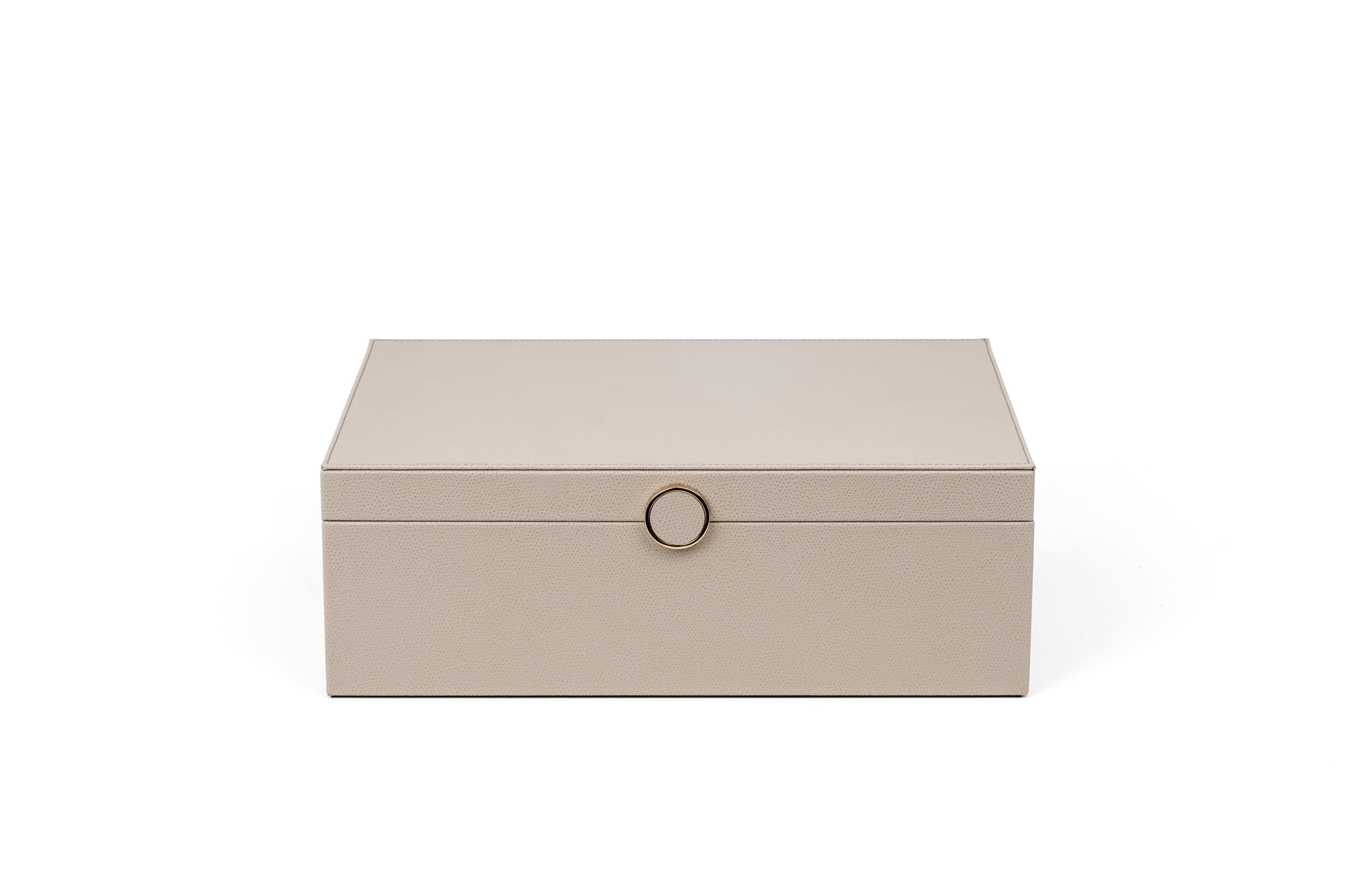 Turning elegance in a modern way.

That's what Pinetti did with the Prestige jewellery box. Available in 3 different sizes, our unmistakable leather texture covers this box embellished with shiny gold details and finished with soft suede inside.