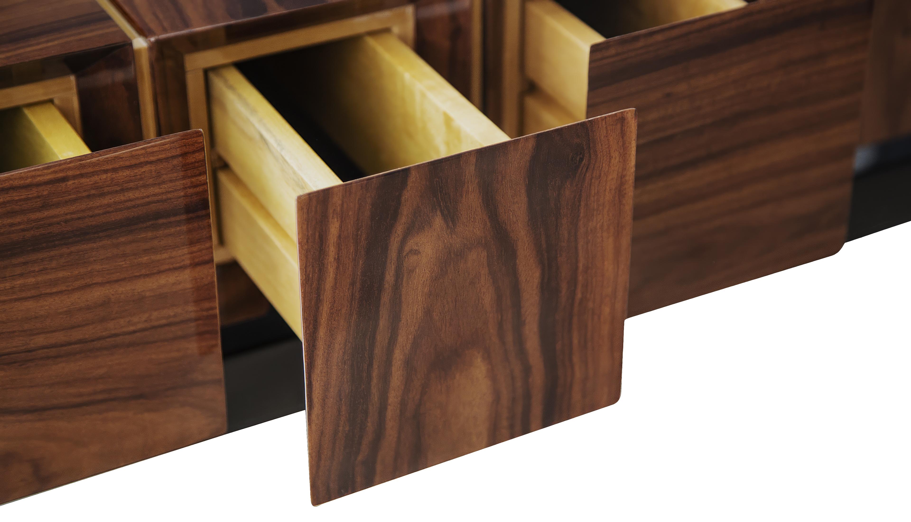 Legno di seta Consolle di proporzioni del 21° secolo Wood  Prodotto in Portogallo da Malabar in vendita