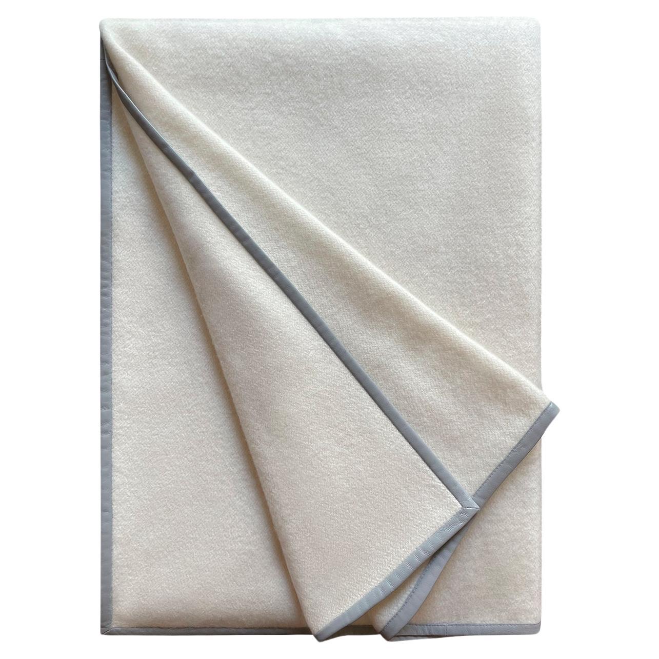21e siècle cachemire et soie blanc à carreaux avec bordure en cuir Nappa