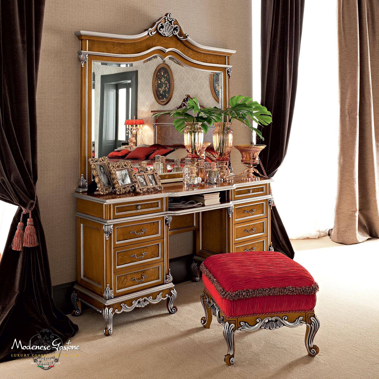 Table de maquillage classique sur mesure du 21e siècle par Modenese Gastone Interiors, producteur italien de meubles. L'élégance unique de ce meuble sous-vasque à huit tiroirs est remarquable lorsque l'on observe sa silhouette droite, la finition
