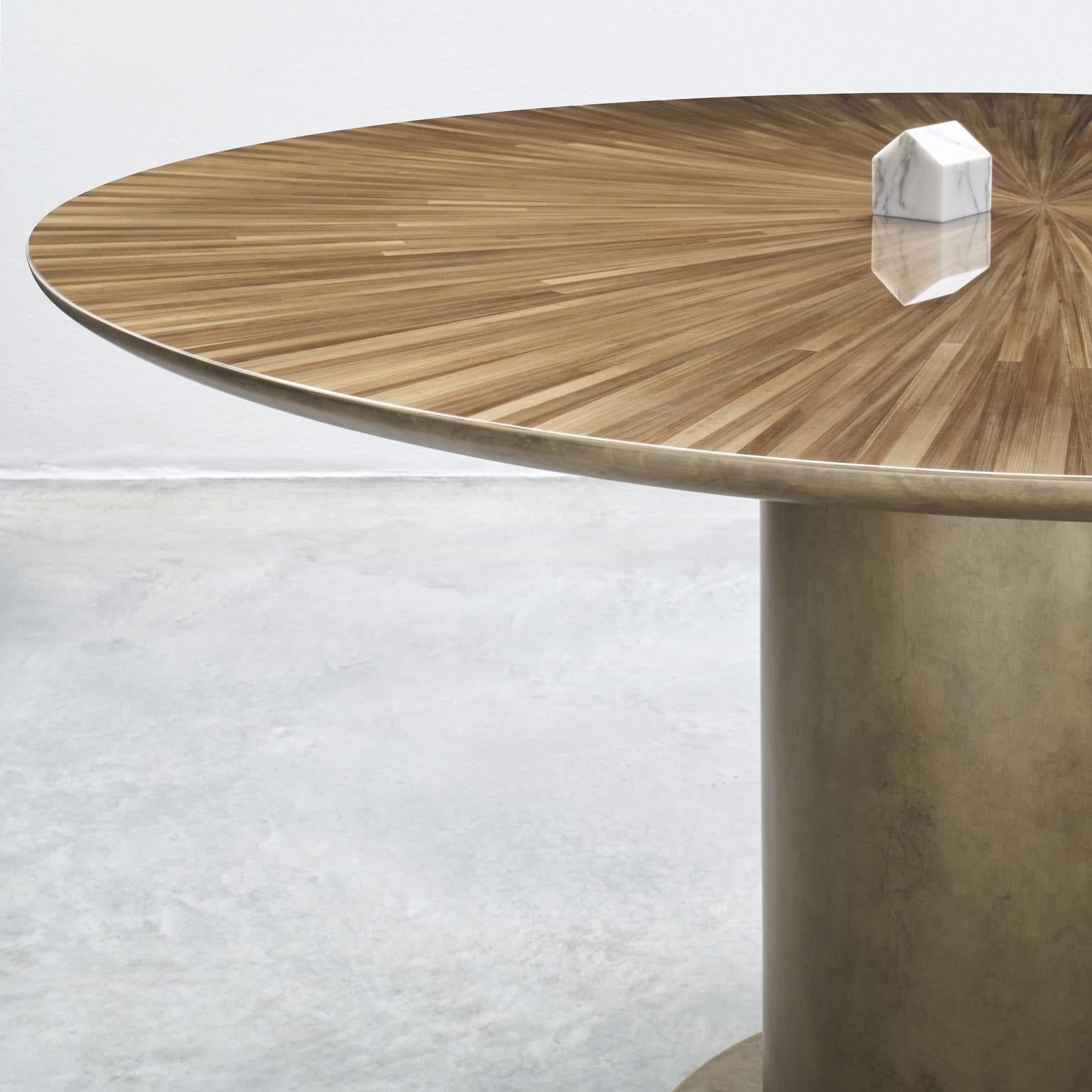 Simple and geometric, the shimmering straw surface of the tabletop contrasts its curves. The base is a column finished in liquid metal with oxidized brass effects.

Available in other colors: Blue and anthracite

Designed by Antonio De Marco and