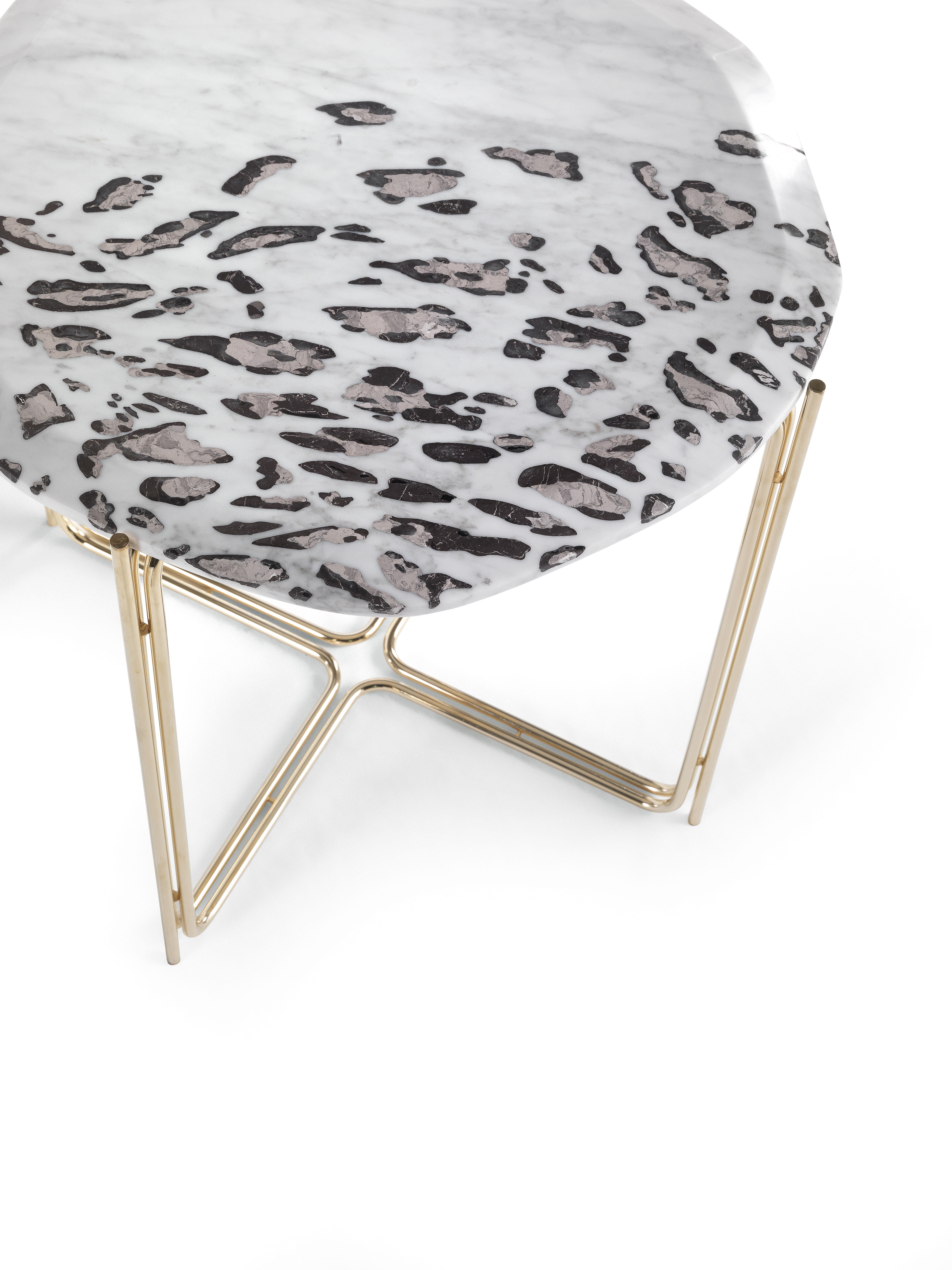 Ragali.2 Side Table with top in marble CAT. A Bianco Carrara C Extra with mat “Scagliola” finishing. Metal base available in golden finishing only.
 