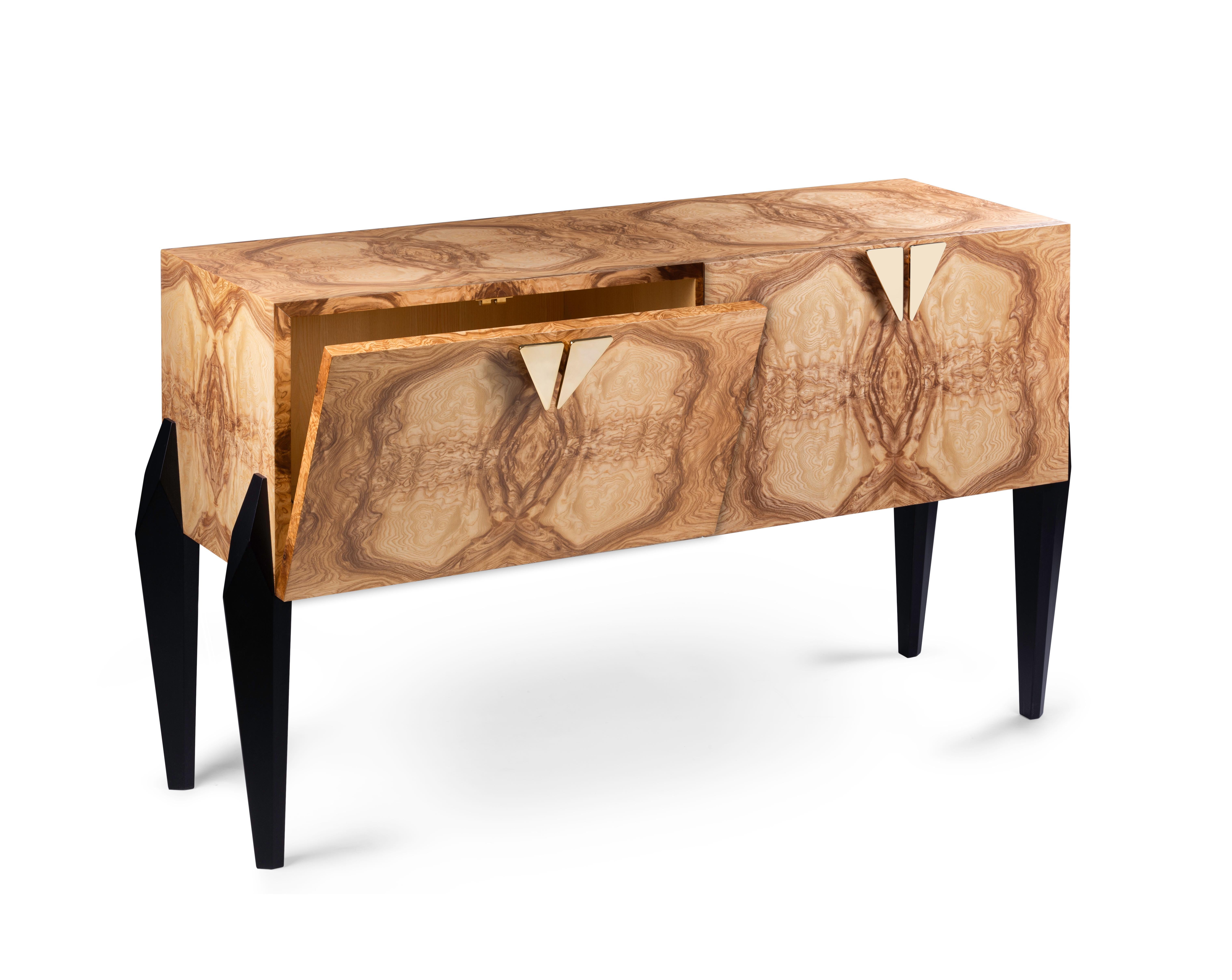 Ragno weaves a timeless, modern and sophisticated beauty in its clear and rigorous forms. This exquisite two-door sideboard is inspired by the lavish Hollywood world of the 30s and 40s. The use of precious materials, such as the briar-root structure