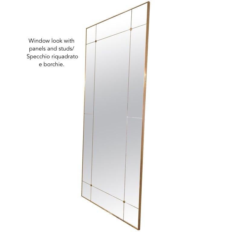 Pescetta präsentiert seine Kollektion von zeitgenössischen, individuell gestaltbaren Spiegeln.
Mit ihrem Messingrahmen, der Fensterscheibenoptik und den Messingnieten sind diese Spiegel der Idee des frühen 20. Jahrhunderts im Art-Déco-Stil