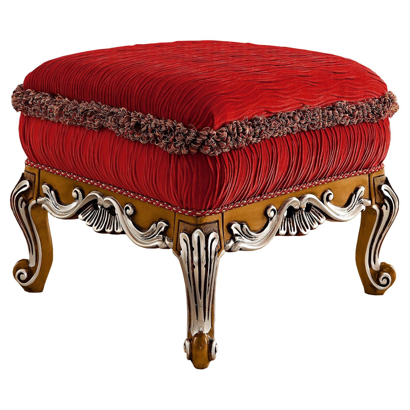 Ottoman rouge d'inspiration baroque du 21e siècle par Modenese Gastone