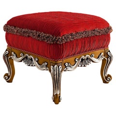 Ottoman rouge d'inspiration baroque du 21e siècle par Modenese Gastone