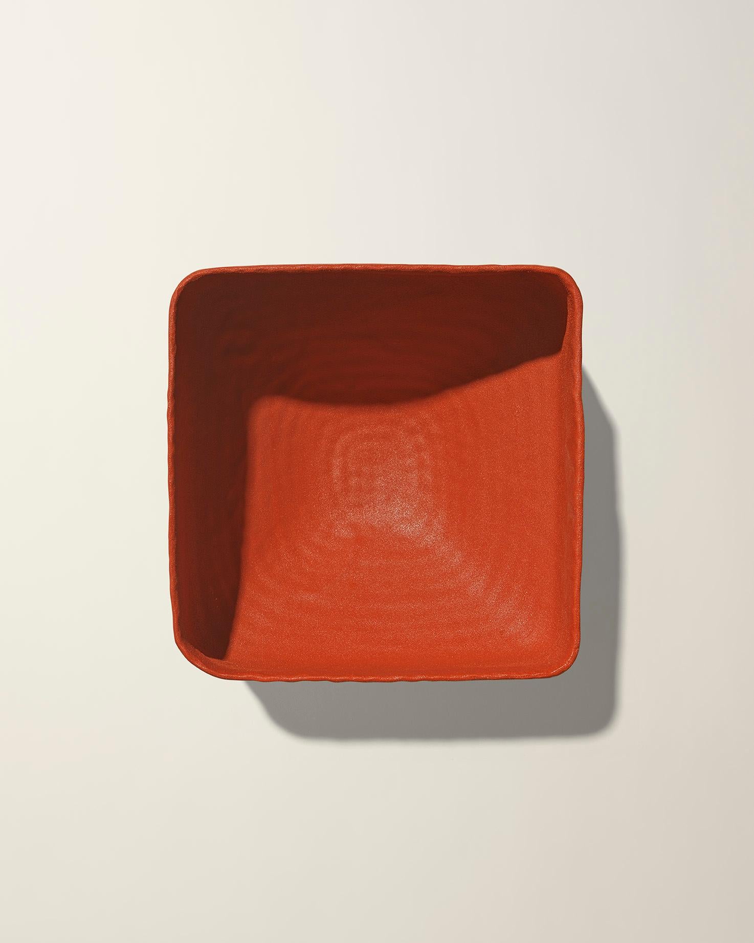 Made in Italy hoch gehämmerte Schale, in indisch rot matt Farbe, diese Keramik Frieden wurde von Andrea Anastasio an der historischen Bottega Cercamica Gatti 1928 in Faenza, Italien, spezialisiert auf die Herstellung von Keramik-Kunst, die perfekt