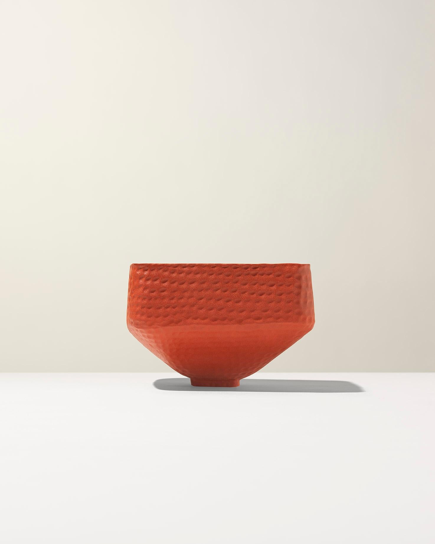Rote, matt gehämmerte Schale des 21. Jahrhunderts von Ceramica Gatti, Designer A. Anastasio (Italienisch) im Angebot