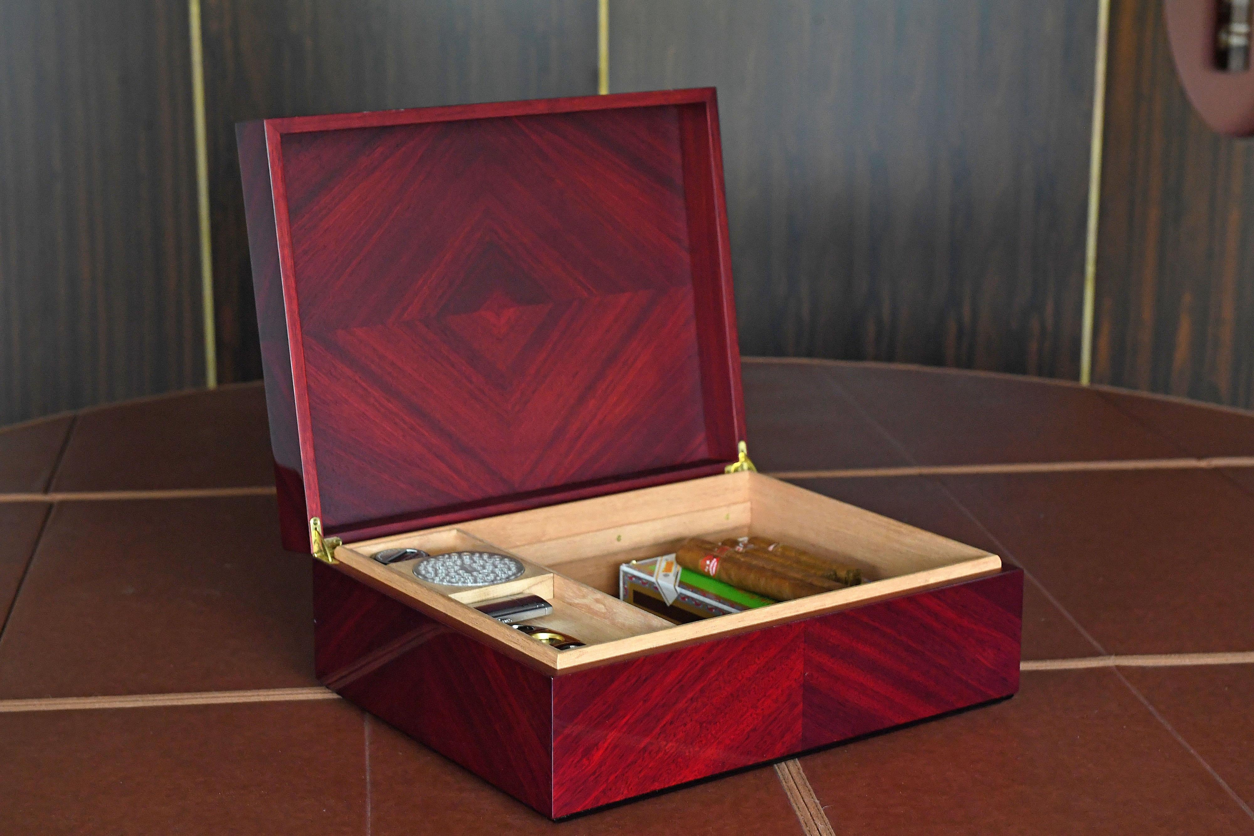 21st Century Red Padauk and Cedar Humidor In New Condition For Sale In Swindon, GB