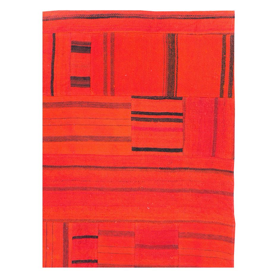 Ein moderner Akzentteppich im Patchwork-Stil, handgefertigt aus alten türkischen Flachgewebe-Kilims aus der Mitte des 20. Jahrhunderts, die rot überfärbt und zusammengenäht wurden.

Maße: 5' 2
